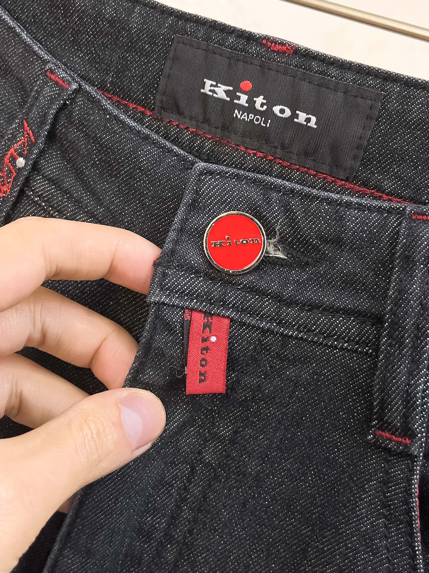 官网专柜同步有售，原单狠货，超级有范儿的一款牛仔裤，定制原版水洗牛仔面料，独特设计，顶级印花工艺字母图案