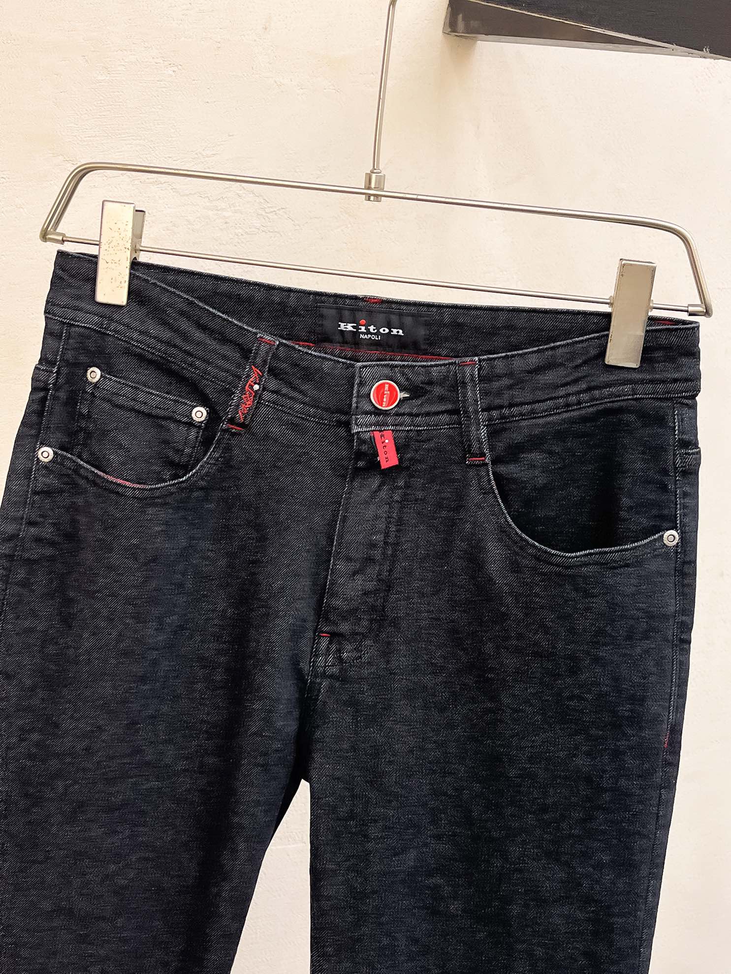 官网专柜同步有售，原单狠货，超级有范儿的一款牛仔裤，定制原版水洗牛仔面料，独特设计，顶级印花工艺字母图案