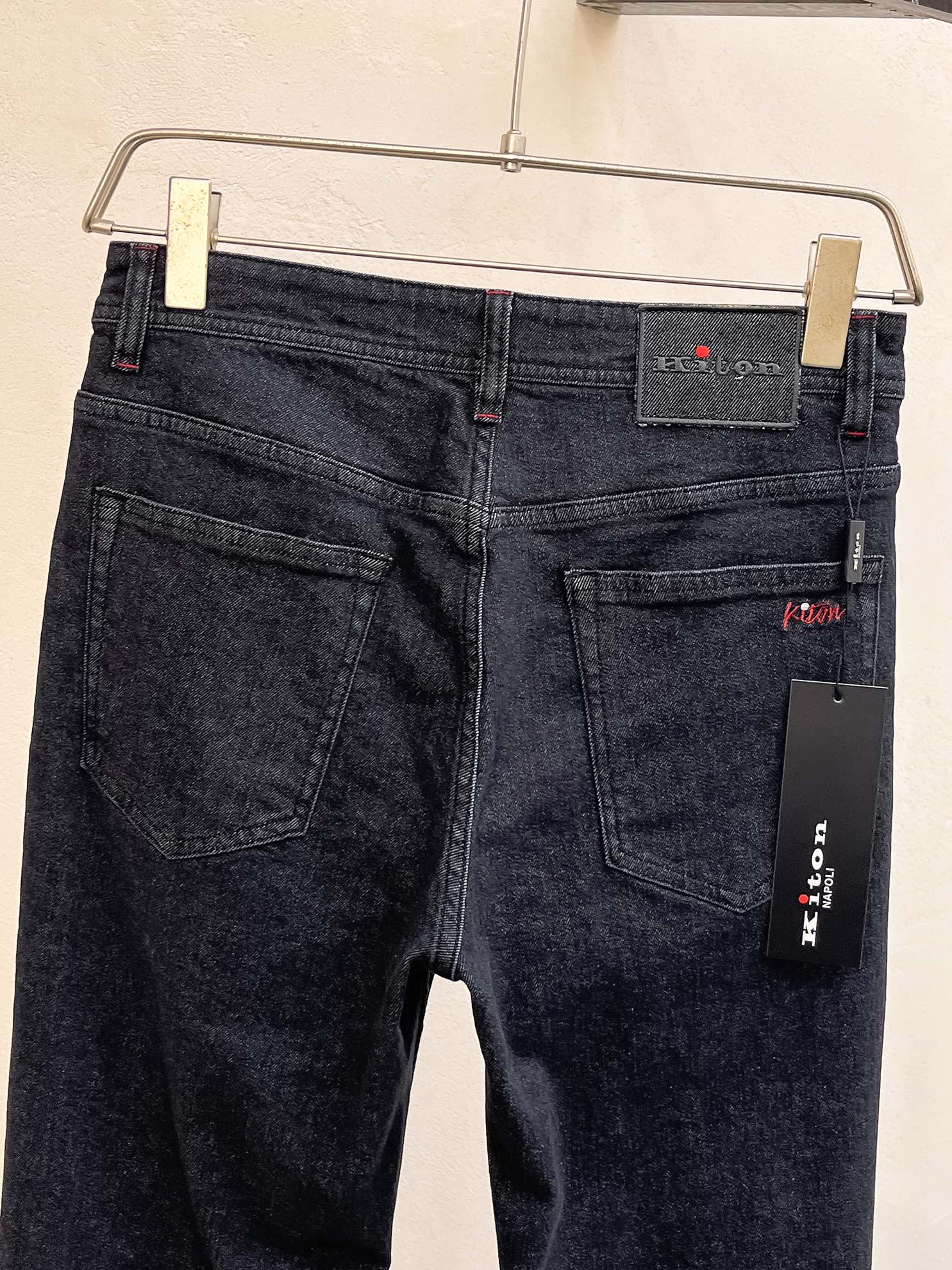 官网专柜同步有售，原单狠货，超级有范儿的一款牛仔裤，定制原版水洗牛仔面料，独特设计，顶级印花工艺字母图案