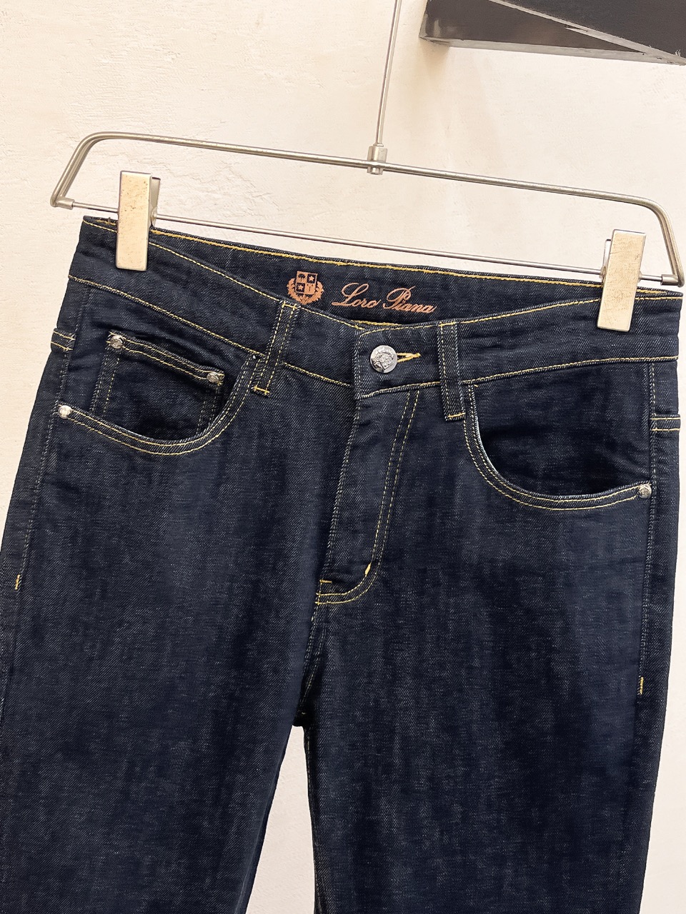 官网专柜同步有售，原单狠货，超级有范儿的一款牛仔裤，定制原版水洗牛仔面料，独特设计，顶级印花工艺字母图案