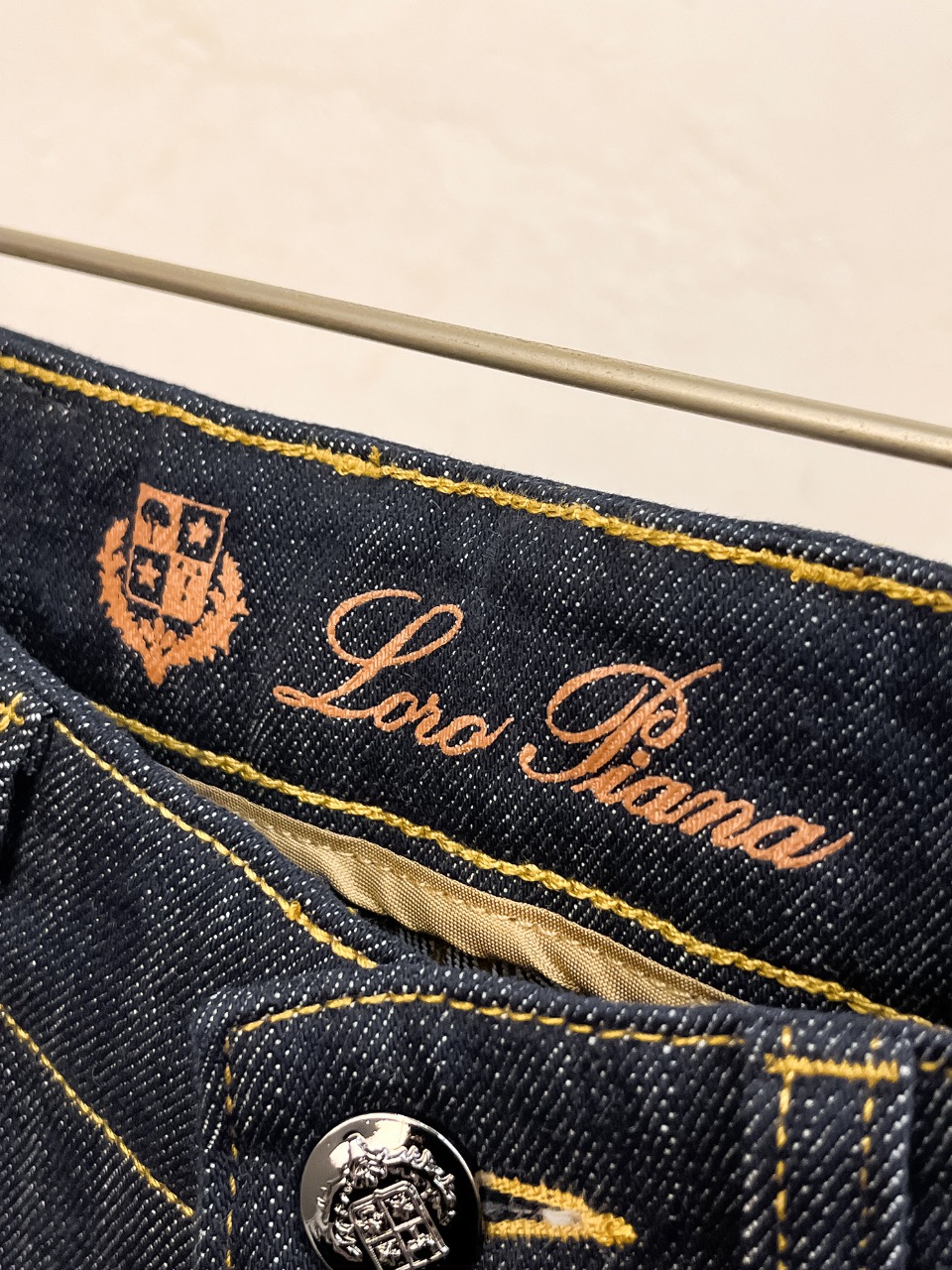 官网专柜同步有售，原单狠货，超级有范儿的一款牛仔裤，定制原版水洗牛仔面料，独特设计，顶级印花工艺字母图案