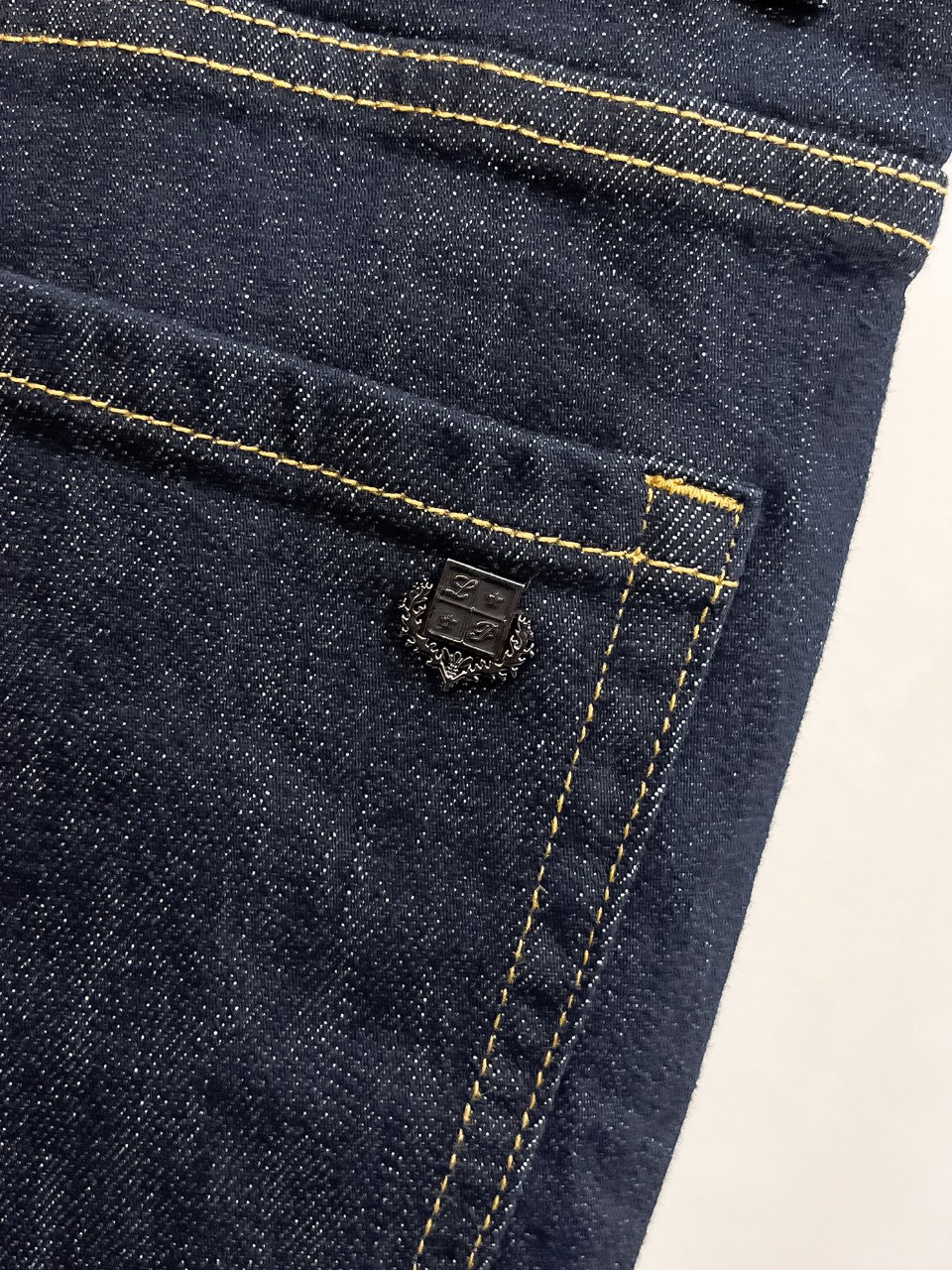 官网专柜同步有售，原单狠货，超级有范儿的一款牛仔裤，定制原版水洗牛仔面料，独特设计，顶级印花工艺字母图案