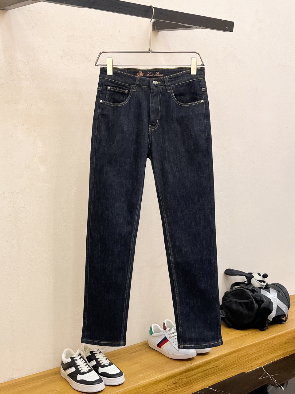 官网专柜同步有售，原单狠货，超级有范儿的一款牛仔裤，定制原版水洗牛仔面料，独特设计，顶级印花工艺字母图案