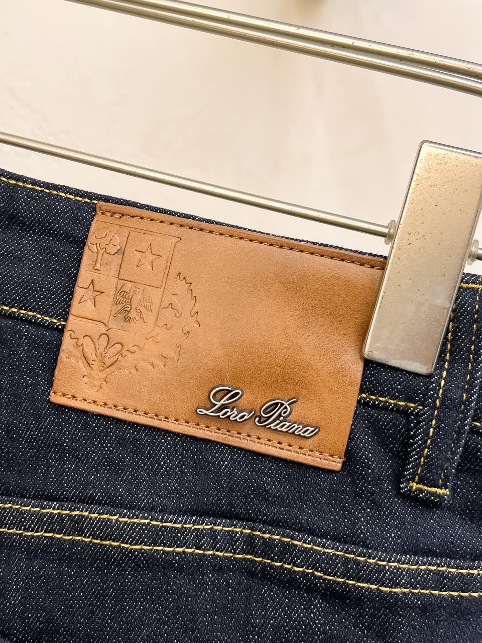 官网专柜同步有售，原单狠货，超级有范儿的一款牛仔裤，定制原版水洗牛仔面料，独特设计，顶级印花工艺字母图案