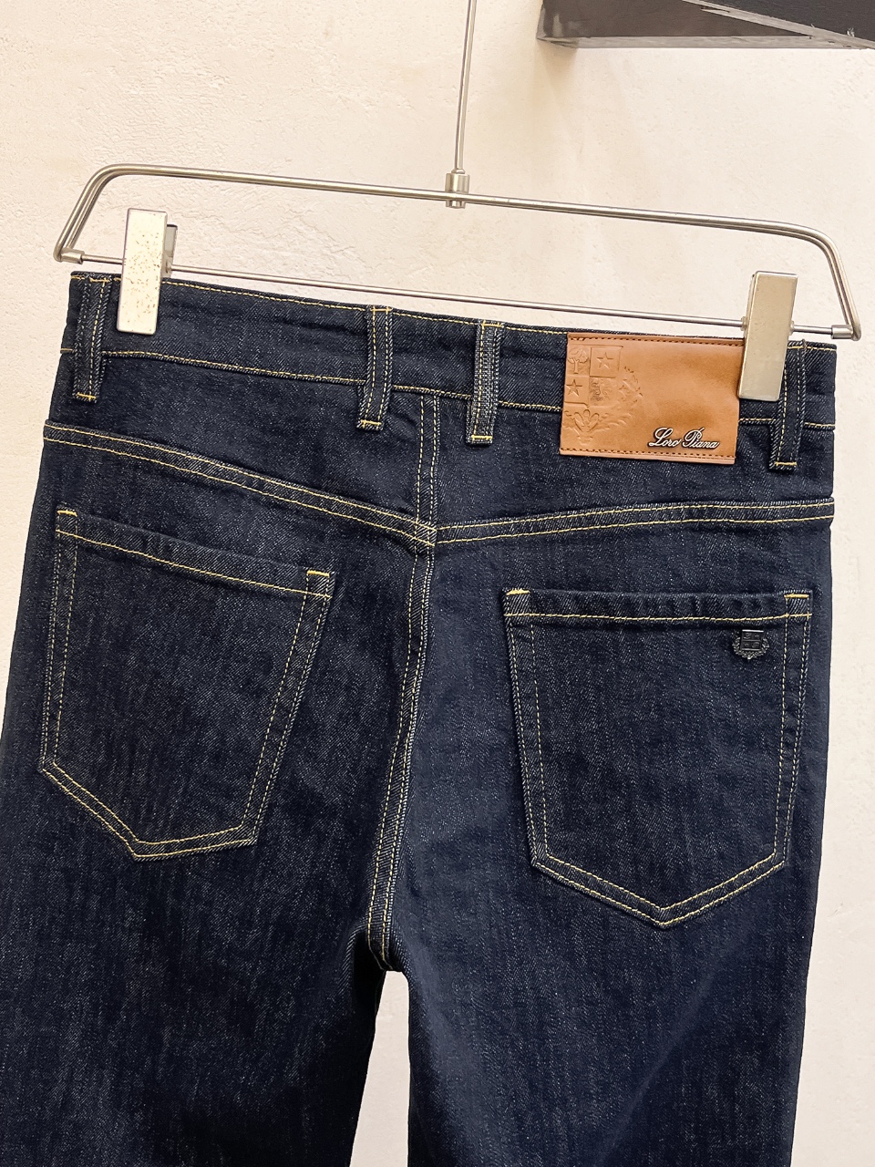 官网专柜同步有售，原单狠货，超级有范儿的一款牛仔裤，定制原版水洗牛仔面料，独特设计，顶级印花工艺字母图案