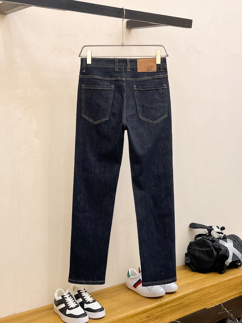 官网专柜同步有售，原单狠货，超级有范儿的一款牛仔裤，定制原版水洗牛仔面料，独特设计，顶级印花工艺字母图案