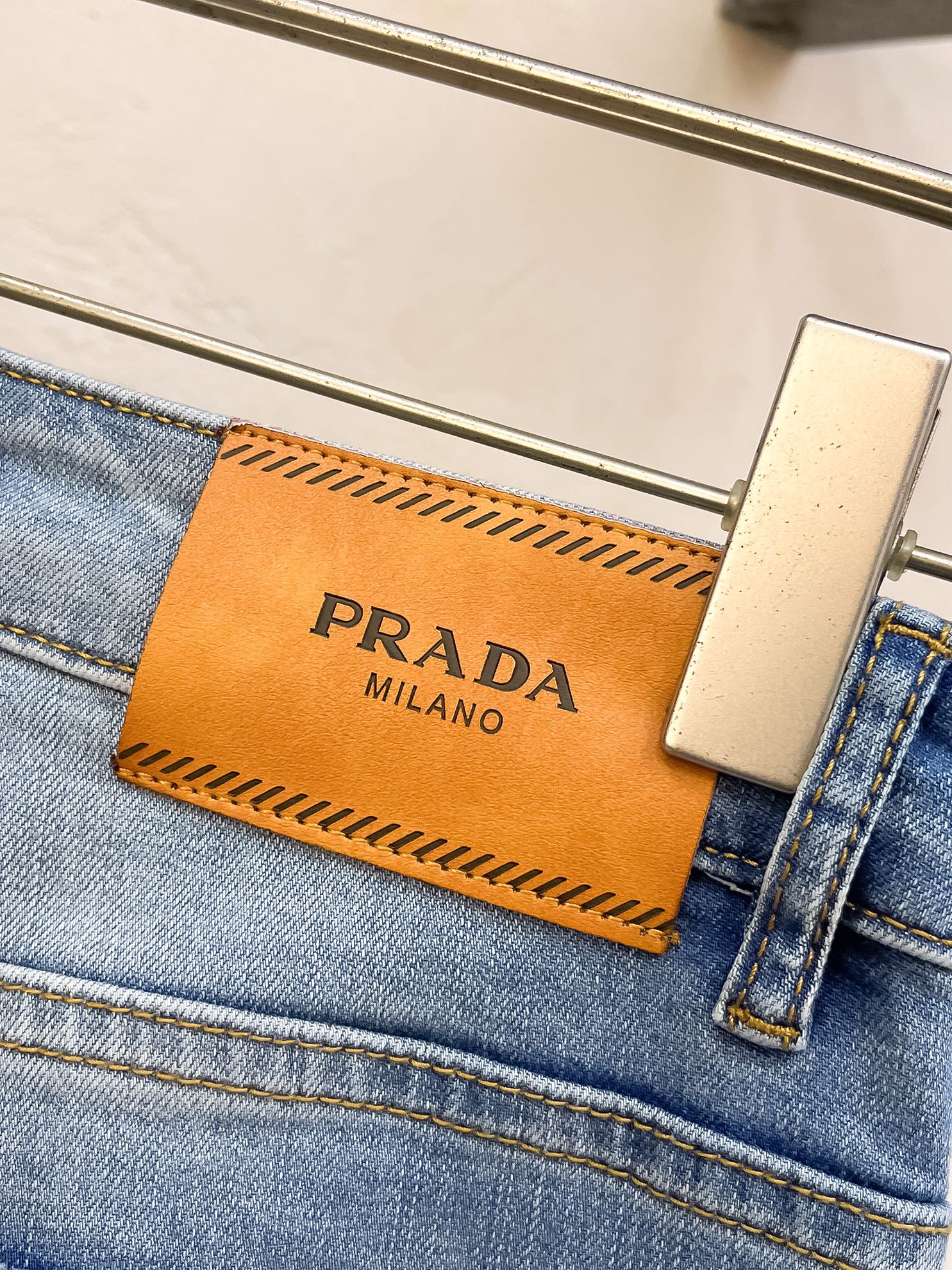 官网专柜同步有售，原单狠货，超级有范儿的一款牛仔裤，定制原版水洗牛仔面料，独特设计，顶级印花工艺字母图案