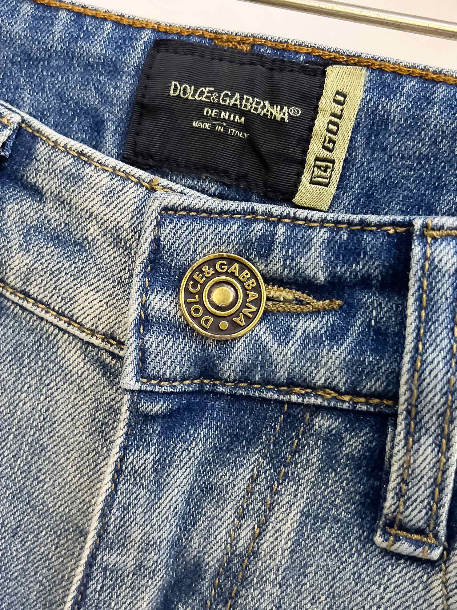 官网专柜同步有售，原单狠货，超级有范儿的一款牛仔裤，定制原版水洗牛仔面料，独特设计，顶级印花工艺字母图案