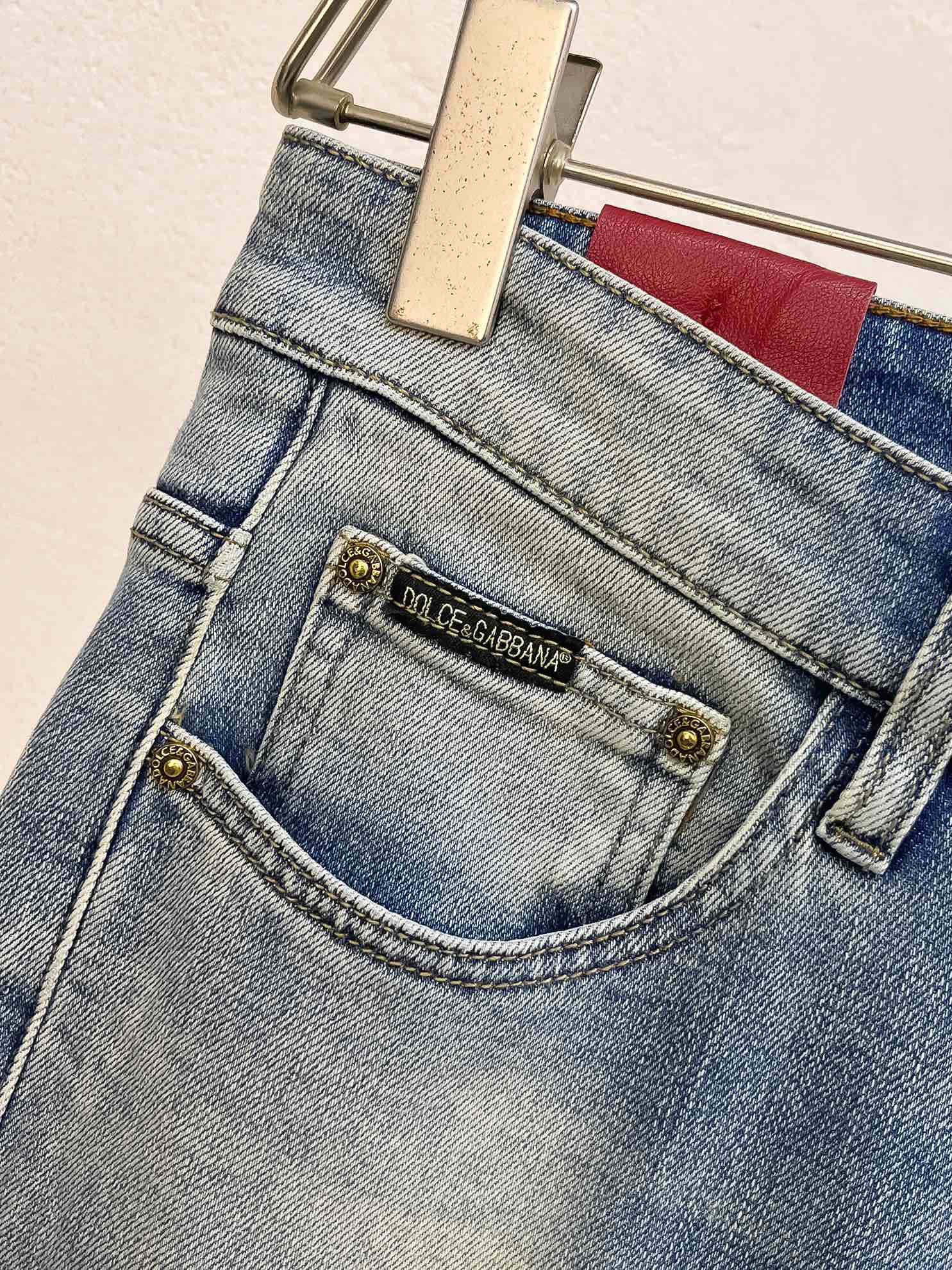 官网专柜同步有售，原单狠货，超级有范儿的一款牛仔裤，定制原版水洗牛仔面料，独特设计，顶级印花工艺字母图案