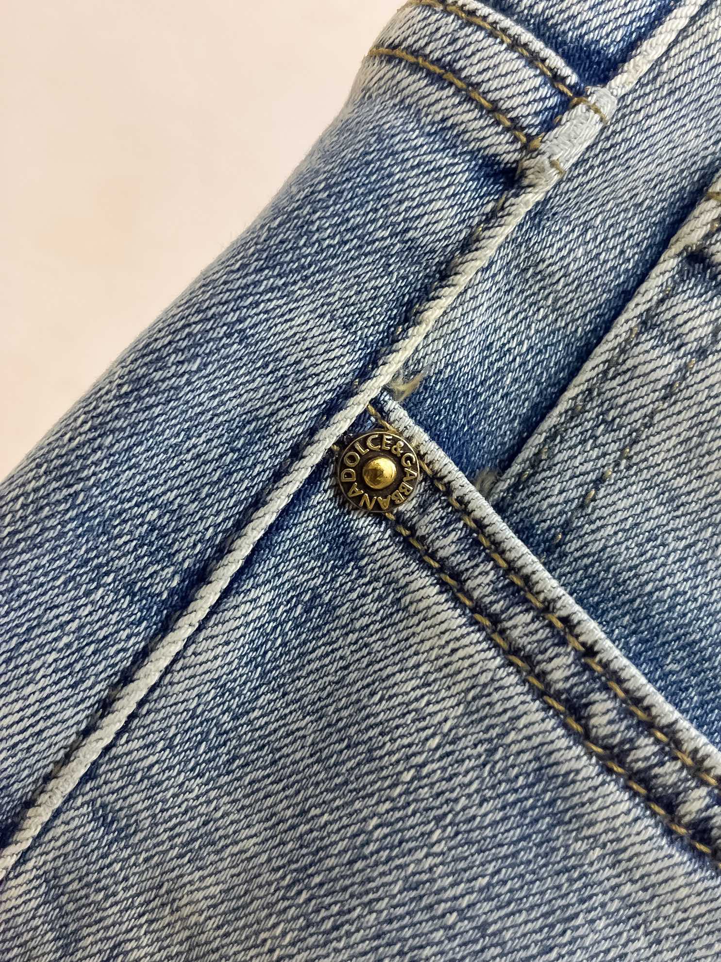 官网专柜同步有售，原单狠货，超级有范儿的一款牛仔裤，定制原版水洗牛仔面料，独特设计，顶级印花工艺字母图案