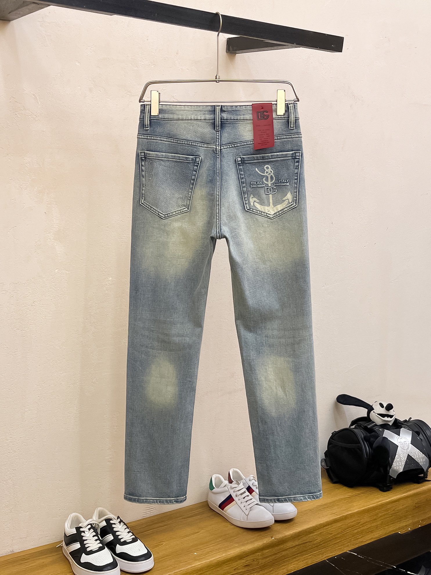 官网专柜同步有售，原单狠货，超级有范儿的一款牛仔裤，定制原版水洗牛仔面料，独特设计，顶级印花工艺字母图案