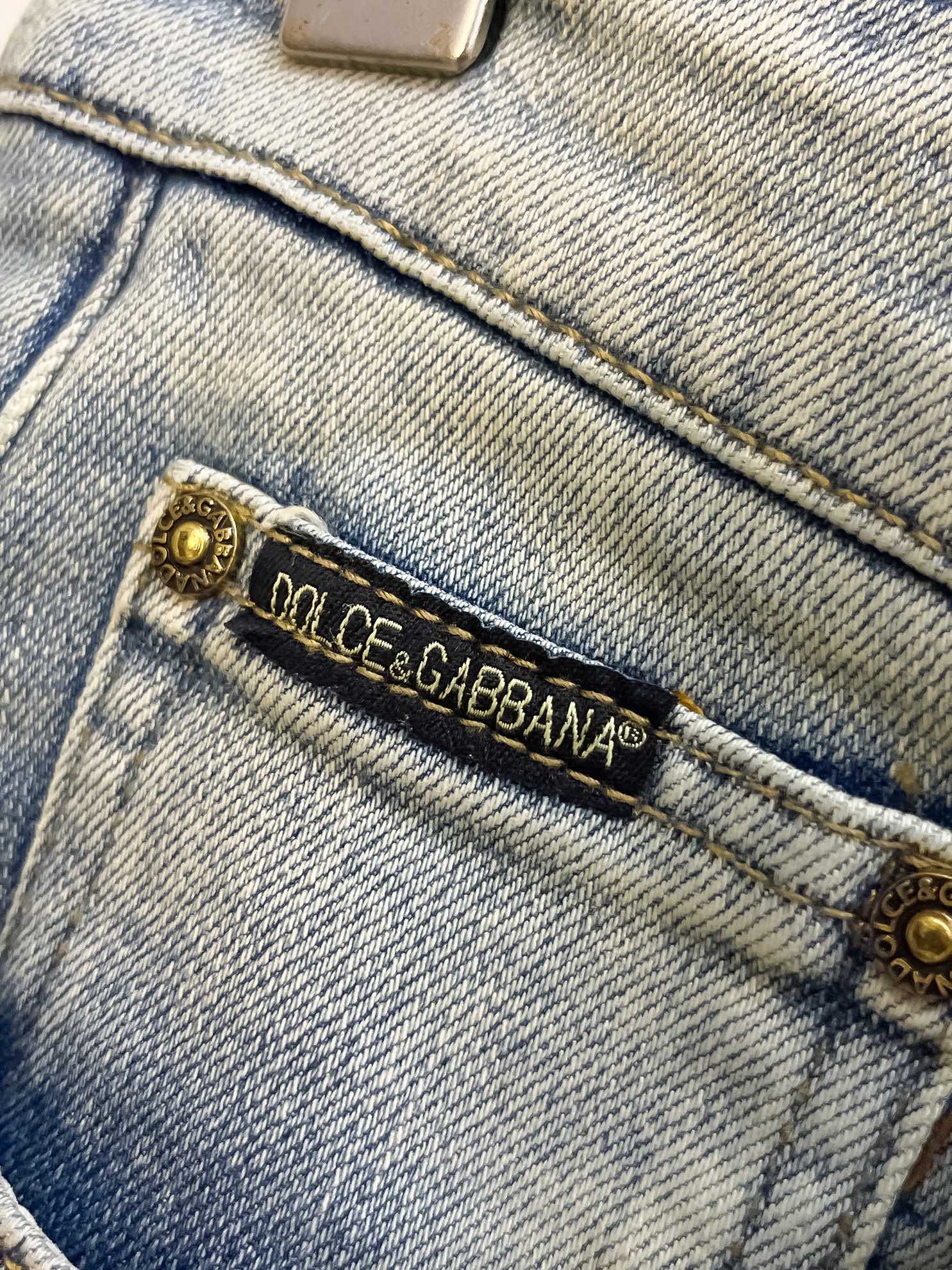 官网专柜同步有售，原单狠货，超级有范儿的一款牛仔裤，定制原版水洗牛仔面料，独特设计，顶级印花工艺字母图案