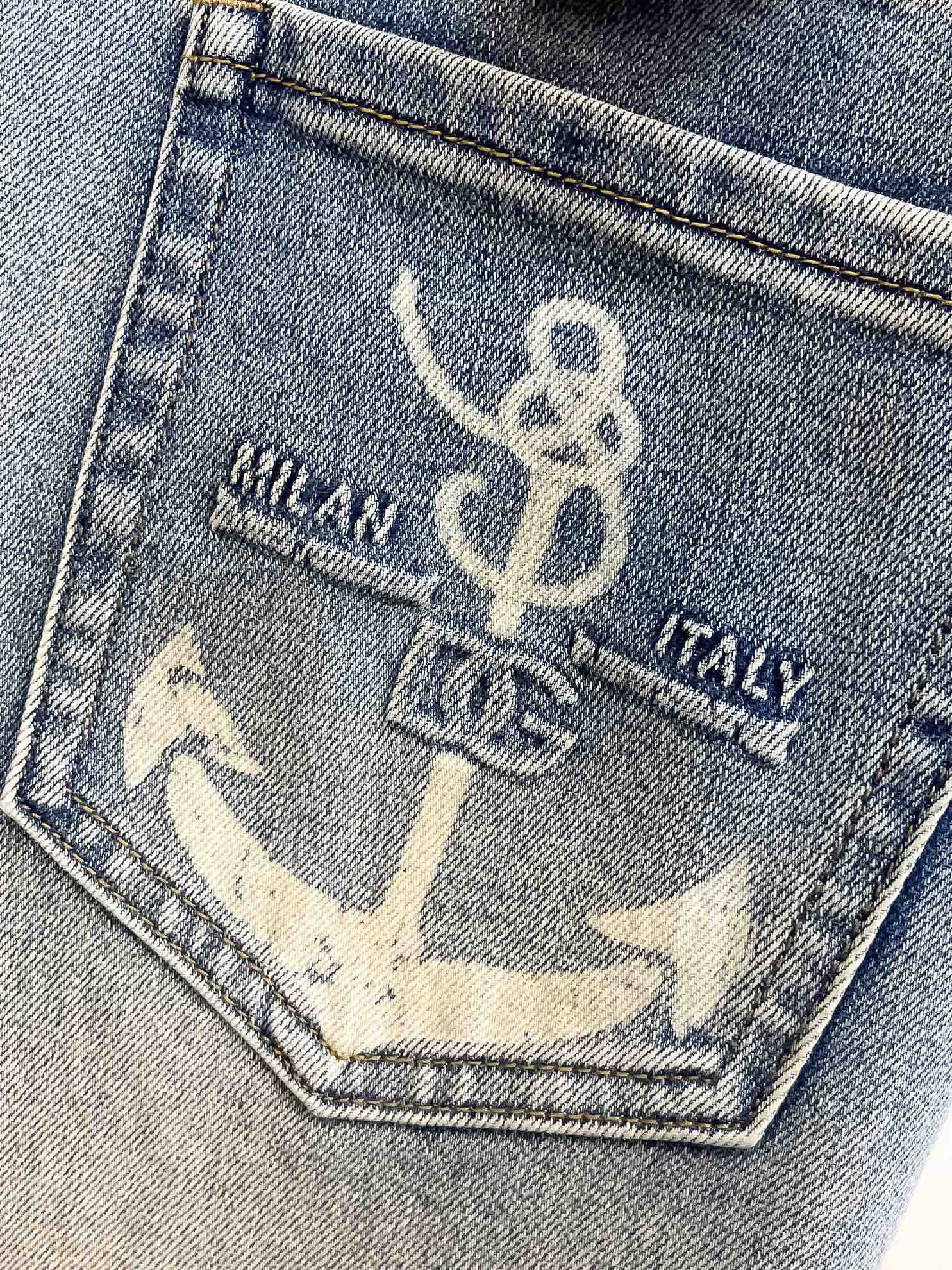 官网专柜同步有售，原单狠货，超级有范儿的一款牛仔裤，定制原版水洗牛仔面料，独特设计，顶级印花工艺字母图案