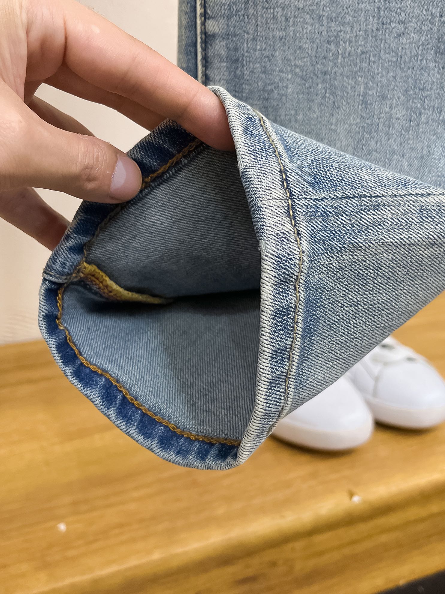 官网专柜同步有售，原单狠货，超级有范儿的一款牛仔裤，定制原版水洗牛仔面料，独特设计，顶级印花工艺字母图案