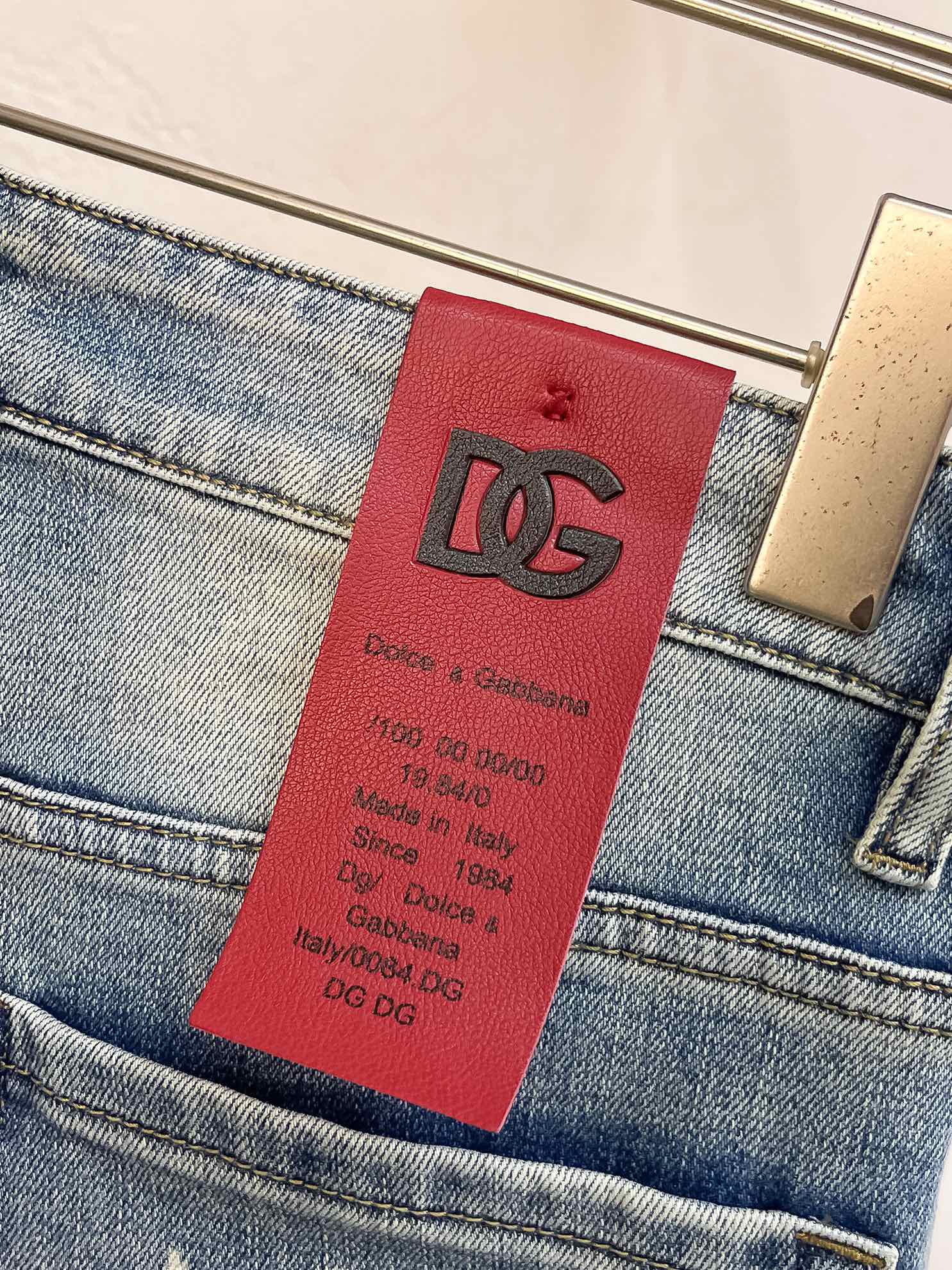 官网专柜同步有售，原单狠货，超级有范儿的一款牛仔裤，定制原版水洗牛仔面料，独特设计，顶级印花工艺字母图案