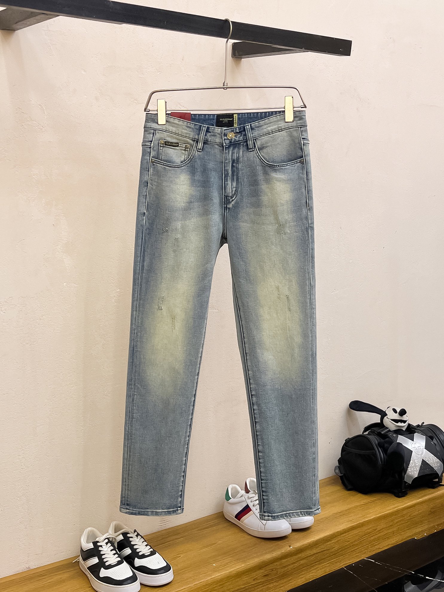 官网专柜同步有售，原单狠货，超级有范儿的一款牛仔裤，定制原版水洗牛仔面料，独特设计，顶级印花工艺字母图案