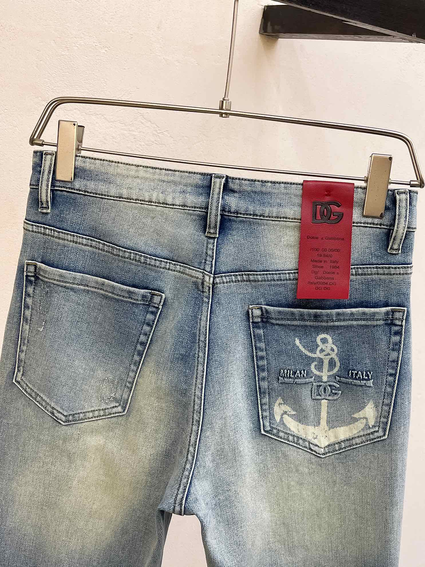 官网专柜同步有售，原单狠货，超级有范儿的一款牛仔裤，定制原版水洗牛仔面料，独特设计，顶级印花工艺字母图案