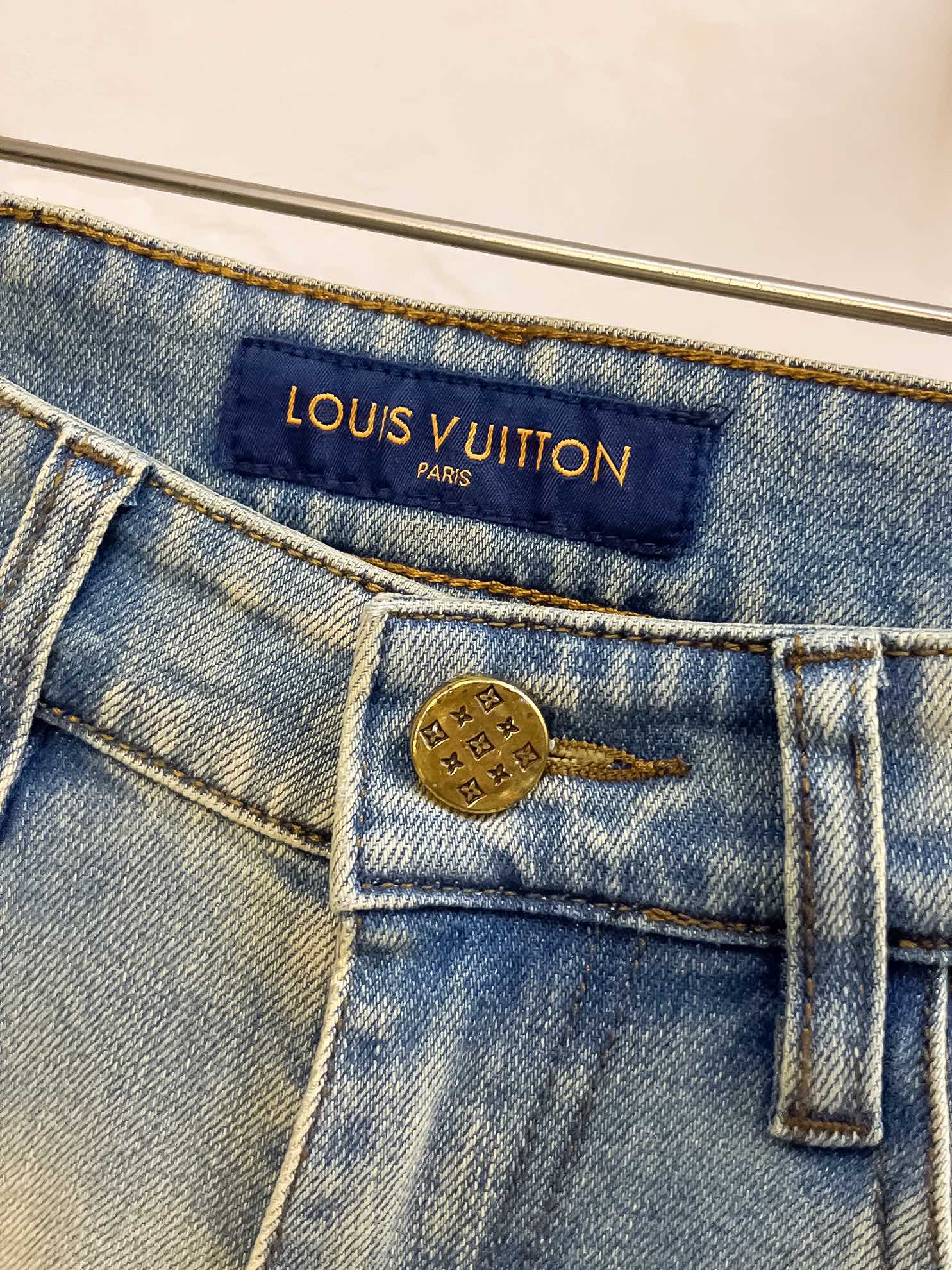 官网专柜同步有售，原单狠货，超级有范儿的一款牛仔裤，定制原版水洗牛仔面料，独特设计，顶级印花工艺字母图案