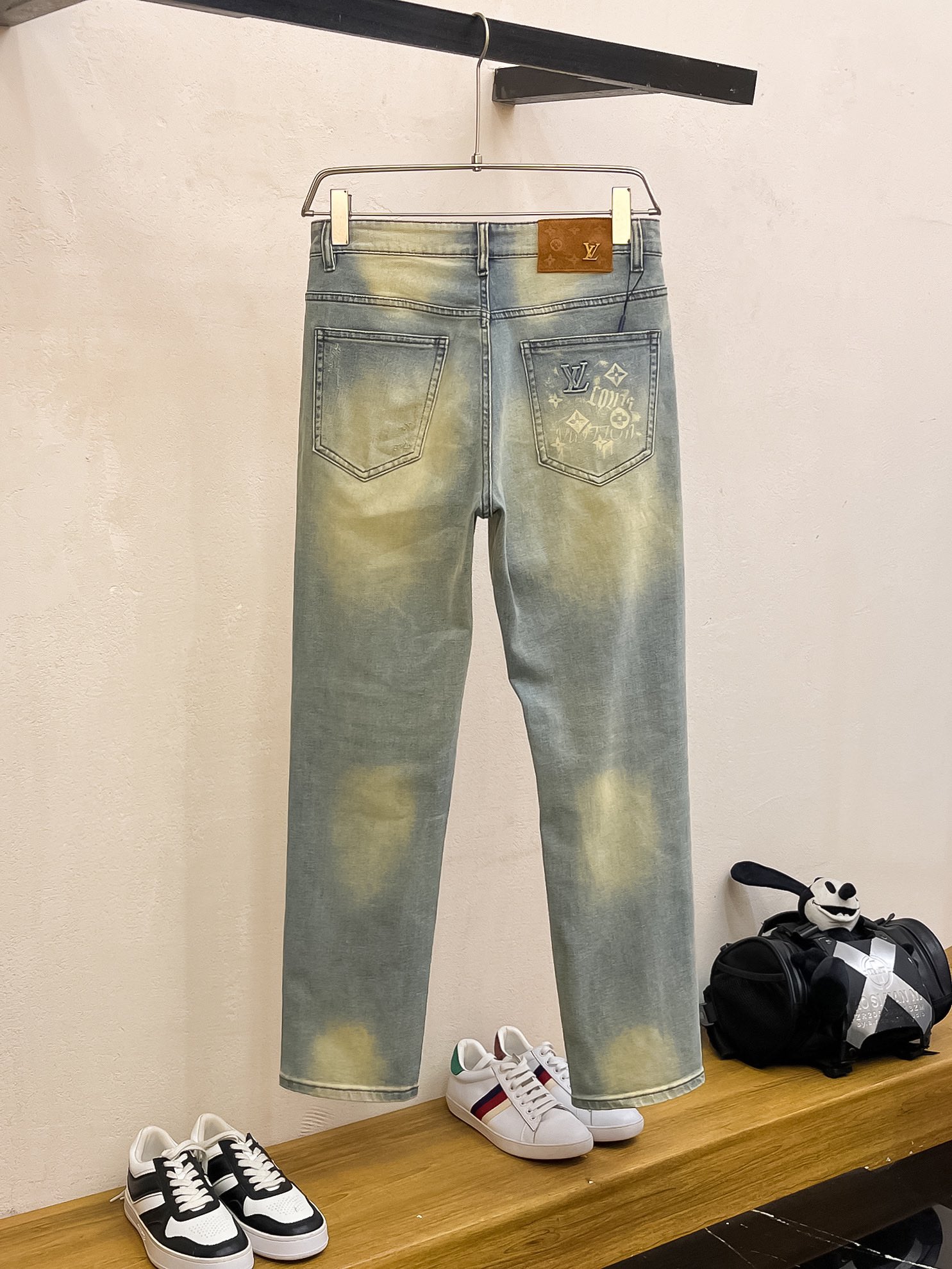 官网专柜同步有售，原单狠货，超级有范儿的一款牛仔裤，定制原版水洗牛仔面料，独特设计，顶级印花工艺字母图案