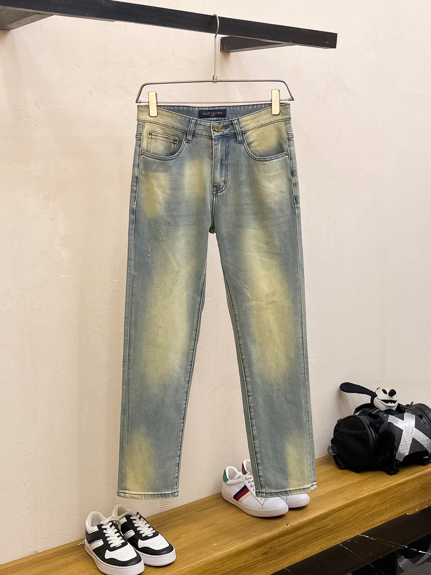 官网专柜同步有售，原单狠货，超级有范儿的一款牛仔裤，定制原版水洗牛仔面料，独特设计，顶级印花工艺字母图案