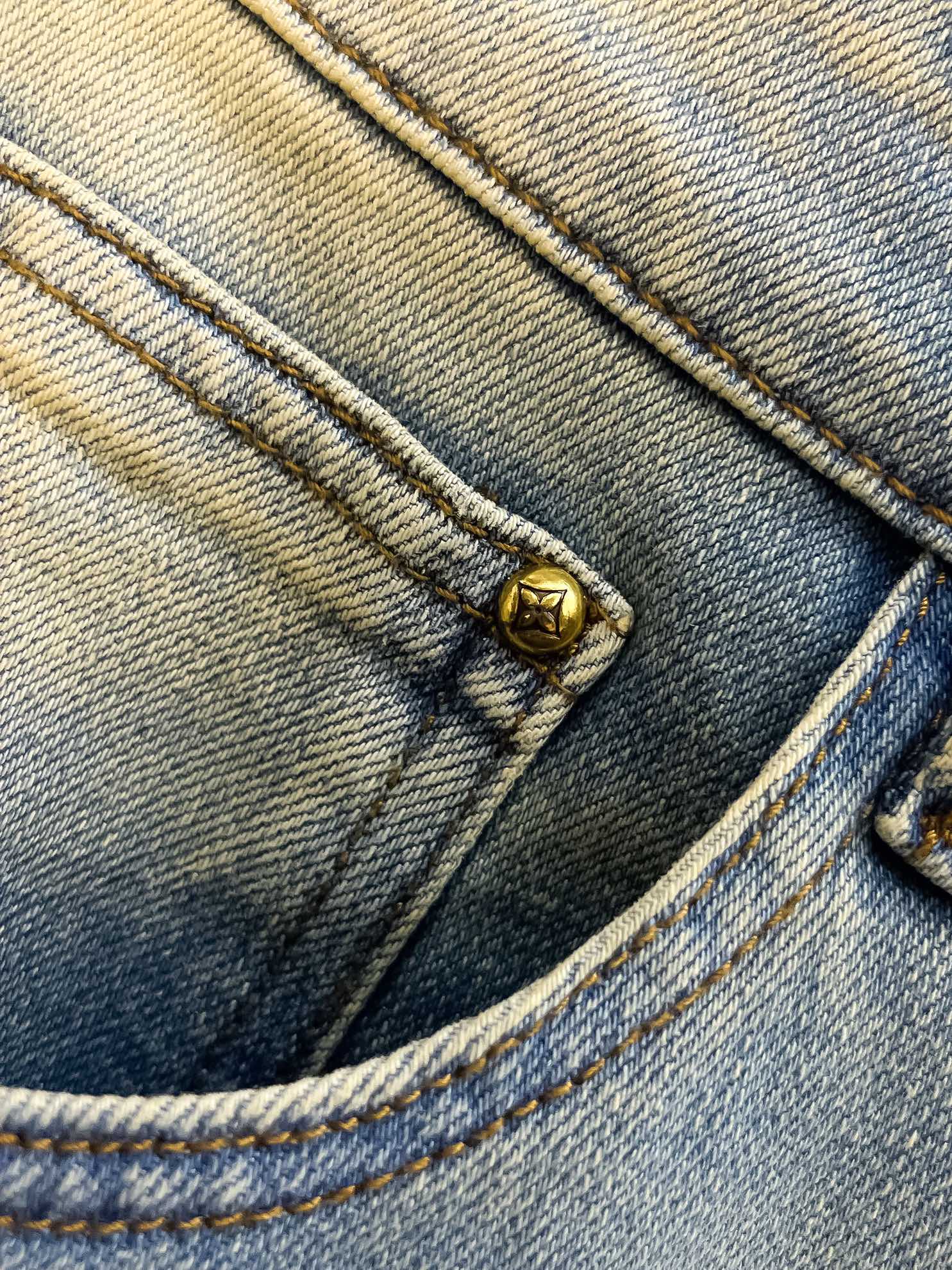 官网专柜同步有售，原单狠货，超级有范儿的一款牛仔裤，定制原版水洗牛仔面料，独特设计，顶级印花工艺字母图案