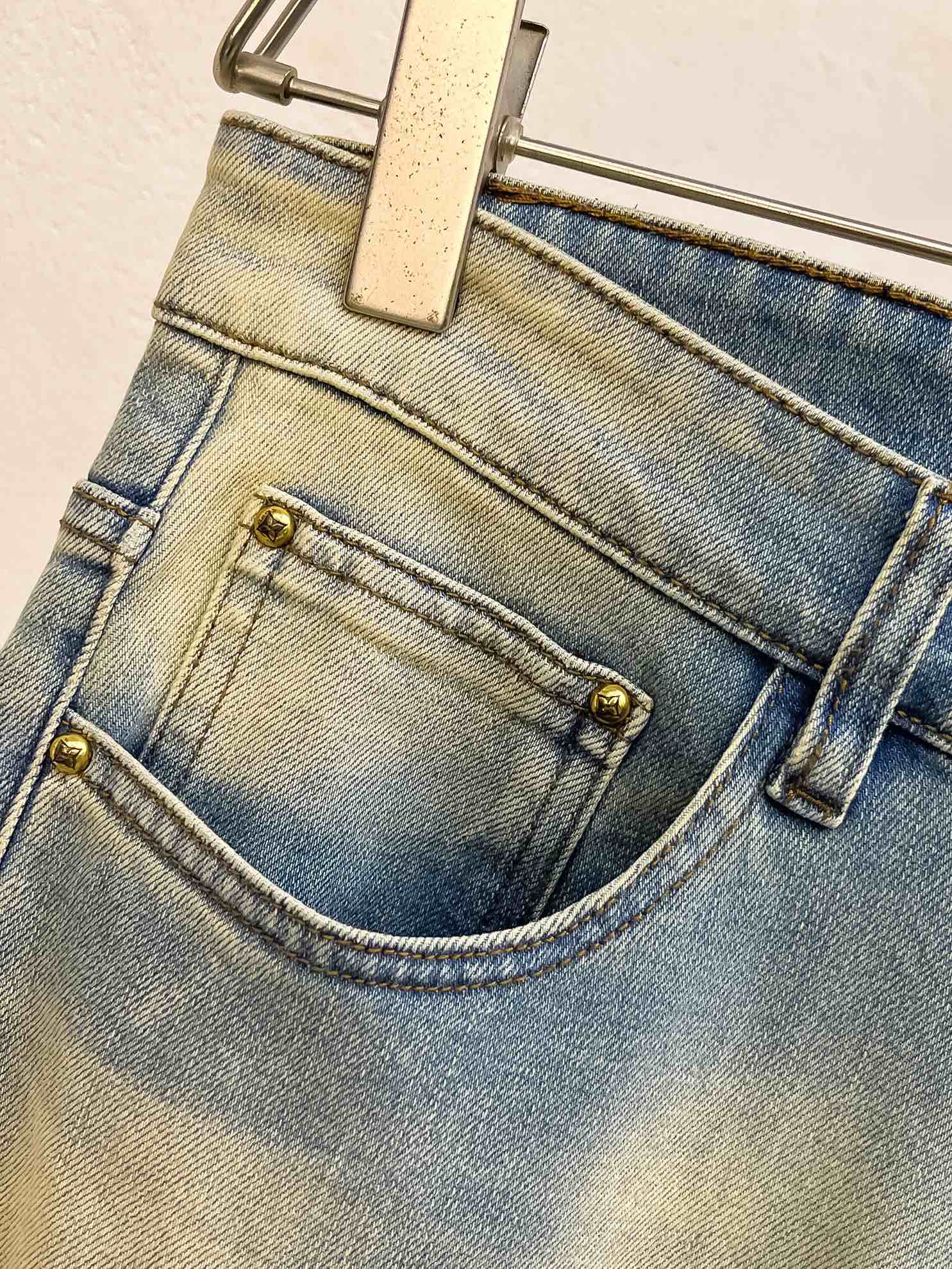 官网专柜同步有售，原单狠货，超级有范儿的一款牛仔裤，定制原版水洗牛仔面料，独特设计，顶级印花工艺字母图案