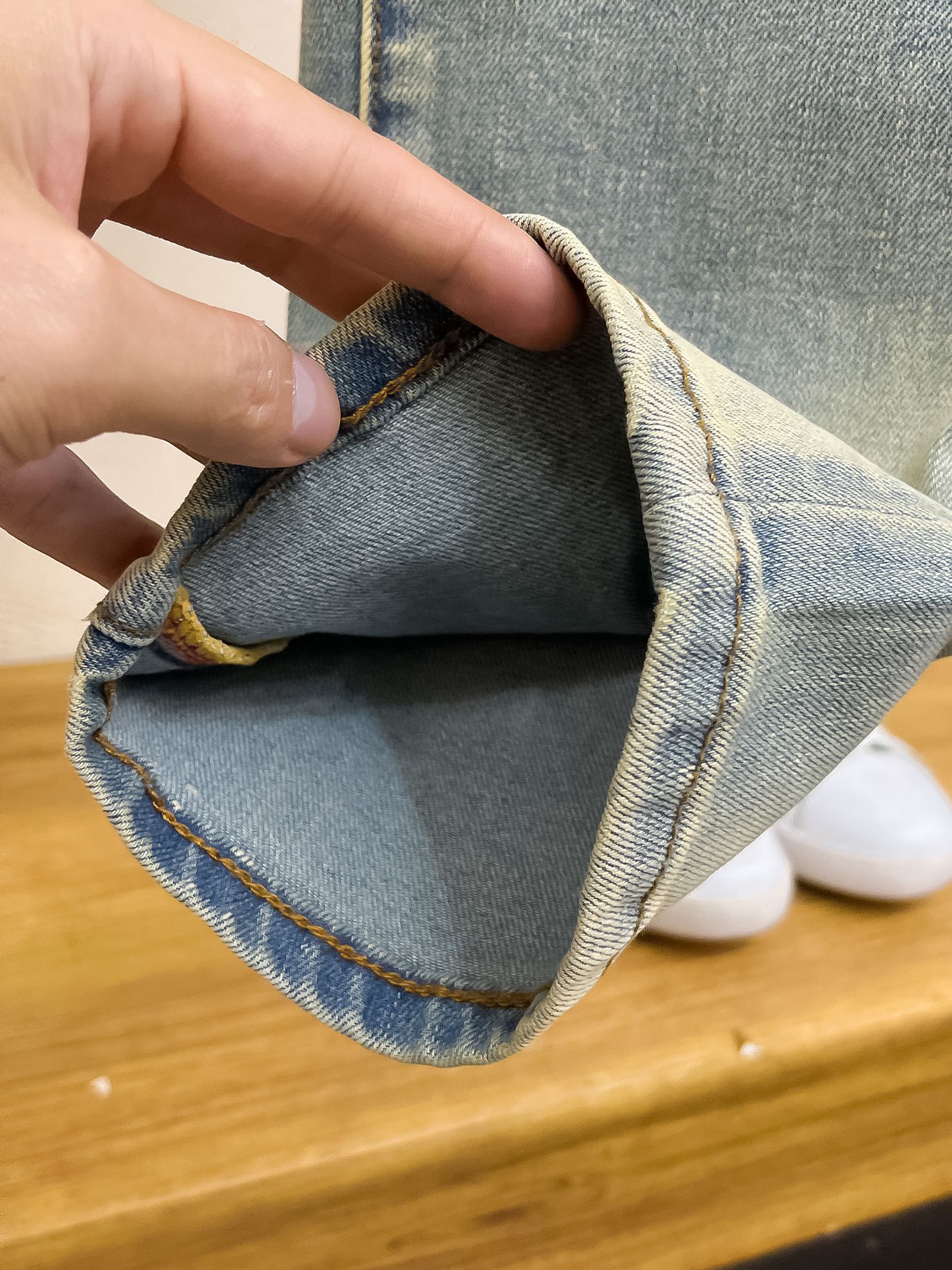 官网专柜同步有售，原单狠货，超级有范儿的一款牛仔裤，定制原版水洗牛仔面料，独特设计，顶级印花工艺字母图案