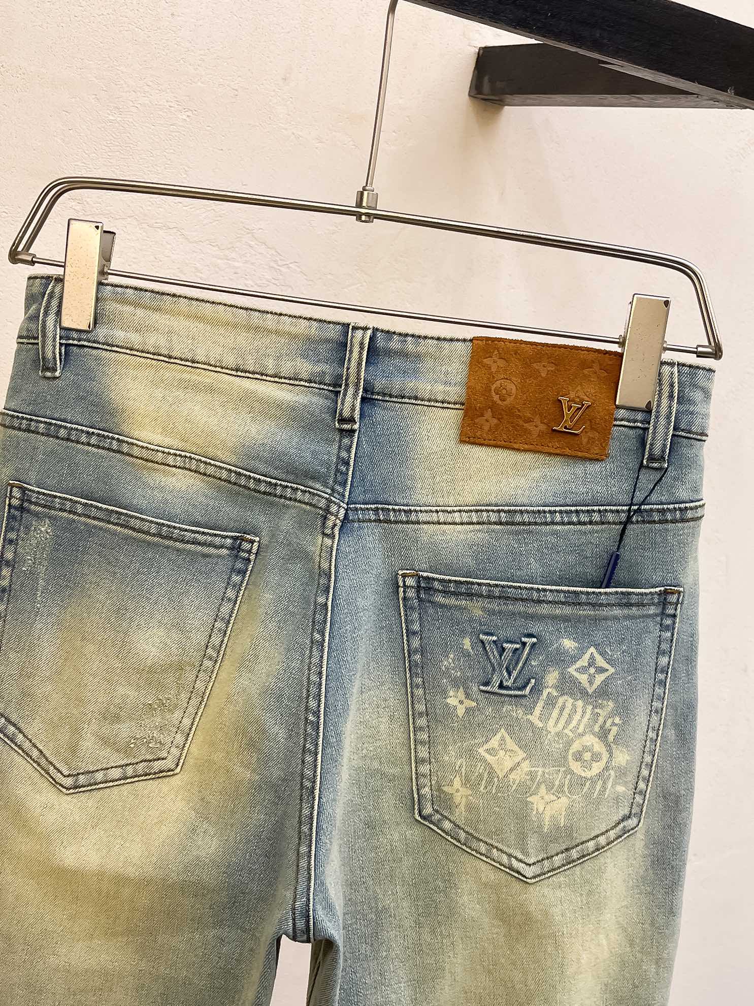 官网专柜同步有售，原单狠货，超级有范儿的一款牛仔裤，定制原版水洗牛仔面料，独特设计，顶级印花工艺字母图案