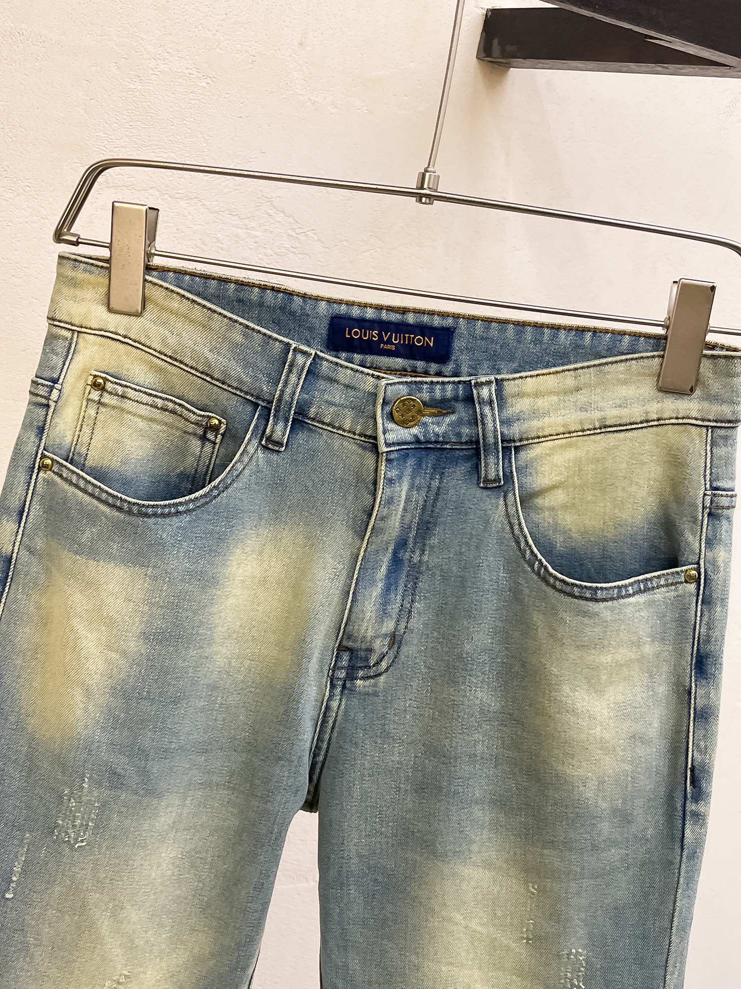 官网专柜同步有售，原单狠货，超级有范儿的一款牛仔裤，定制原版水洗牛仔面料，独特设计，顶级印花工艺字母图案