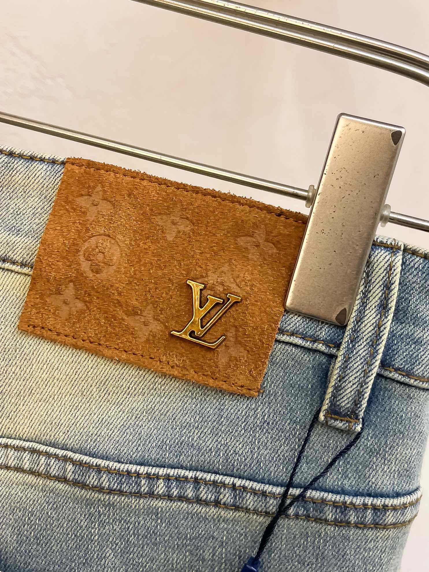 官网专柜同步有售，原单狠货，超级有范儿的一款牛仔裤，定制原版水洗牛仔面料，独特设计，顶级印花工艺字母图案