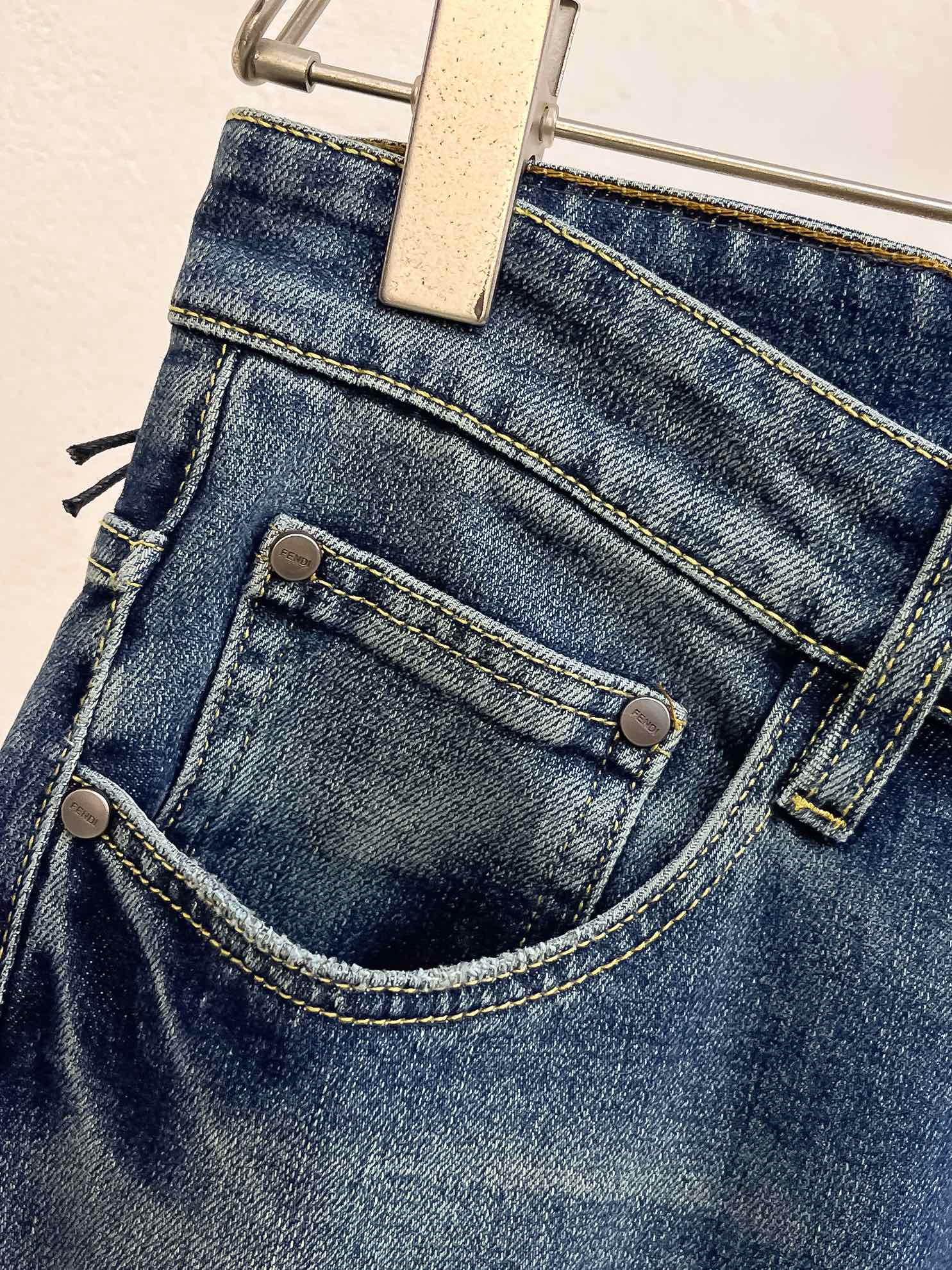 官网专柜同步有售，原单狠货，超级有范儿的一款牛仔裤，定制原版水洗牛仔面料，独特设计，顶级印花工艺字母图案