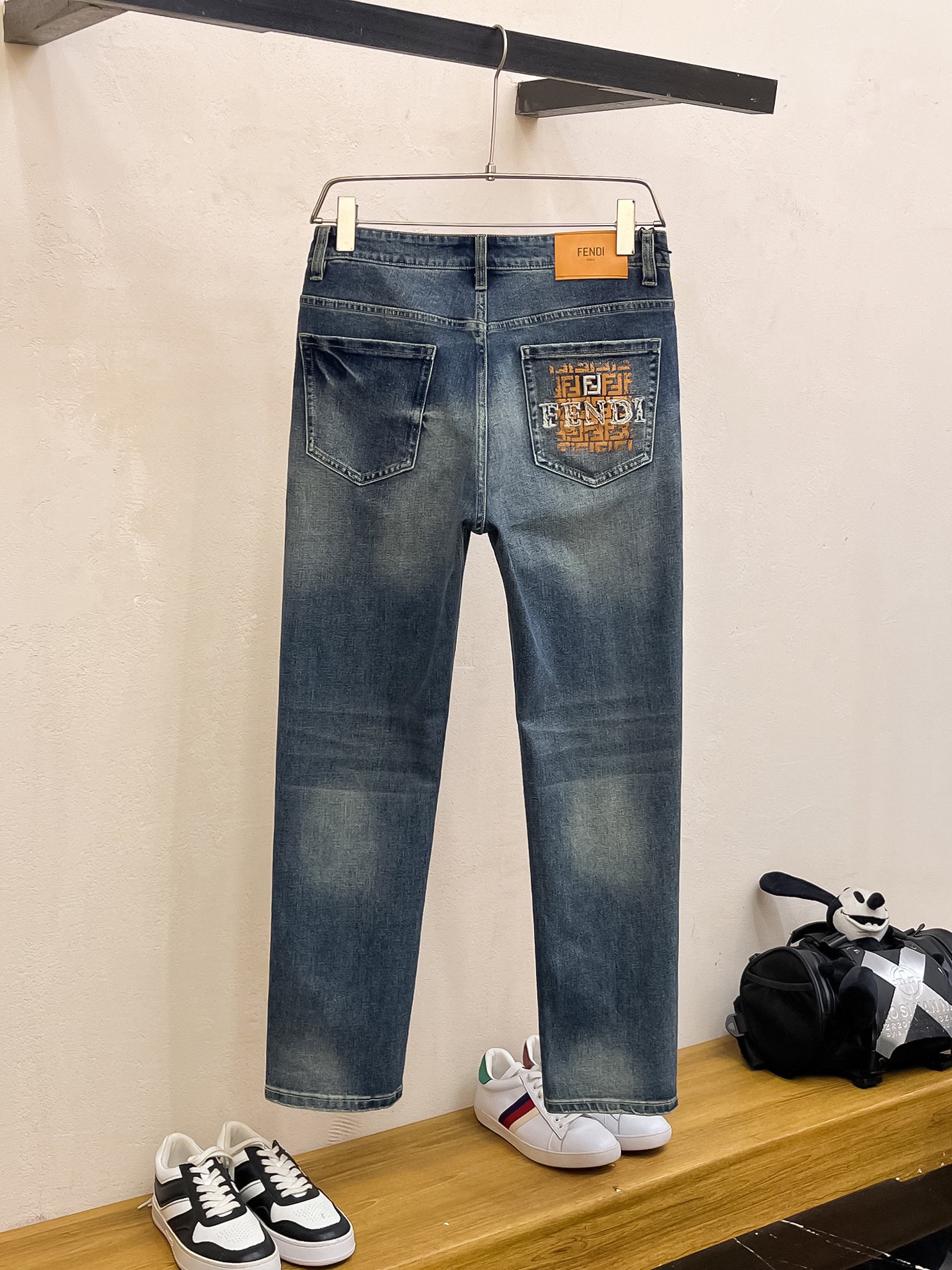 官网专柜同步有售，原单狠货，超级有范儿的一款牛仔裤，定制原版水洗牛仔面料，独特设计，顶级印花工艺字母图案