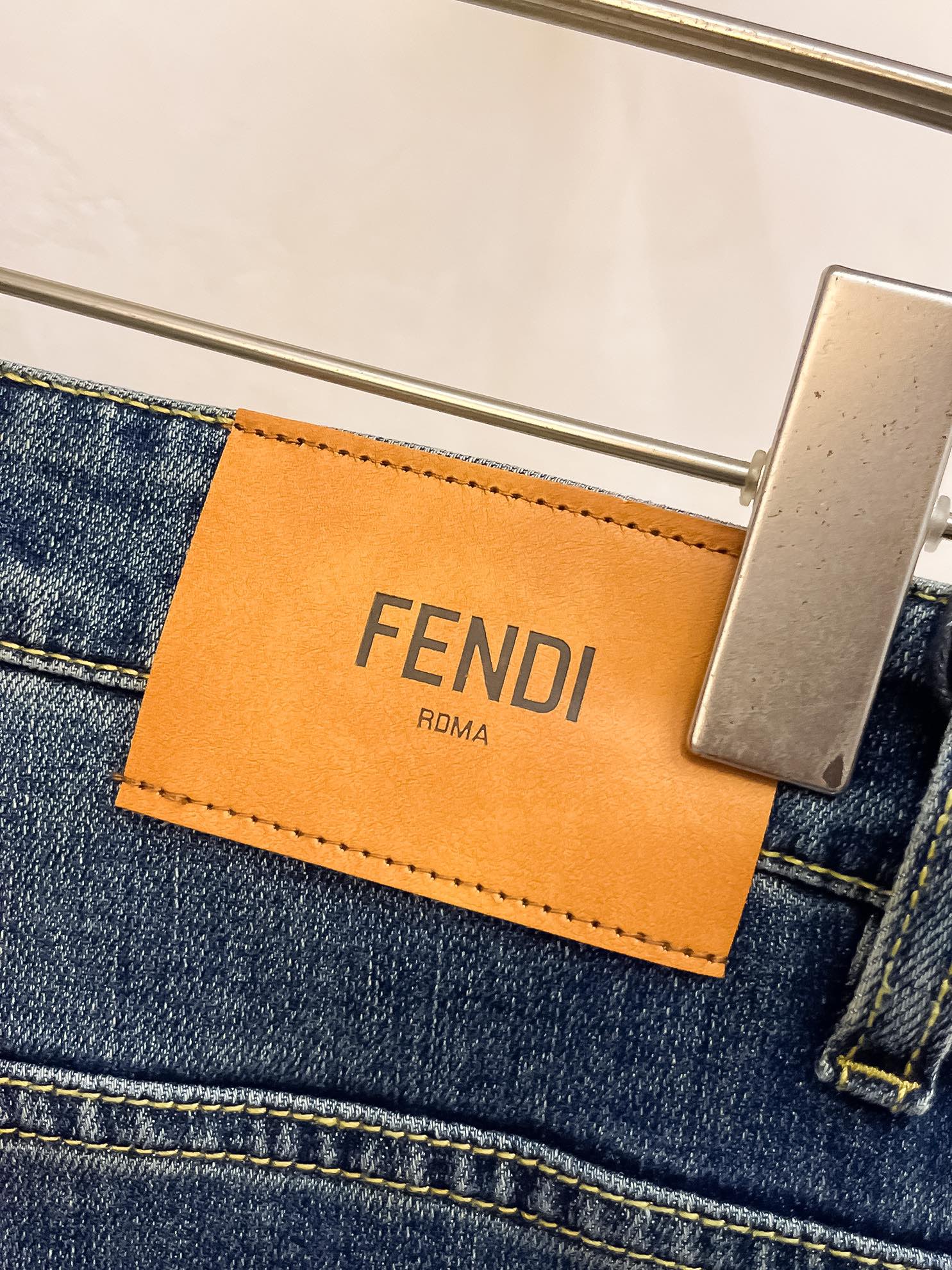 官网专柜同步有售，原单狠货，超级有范儿的一款牛仔裤，定制原版水洗牛仔面料，独特设计，顶级印花工艺字母图案