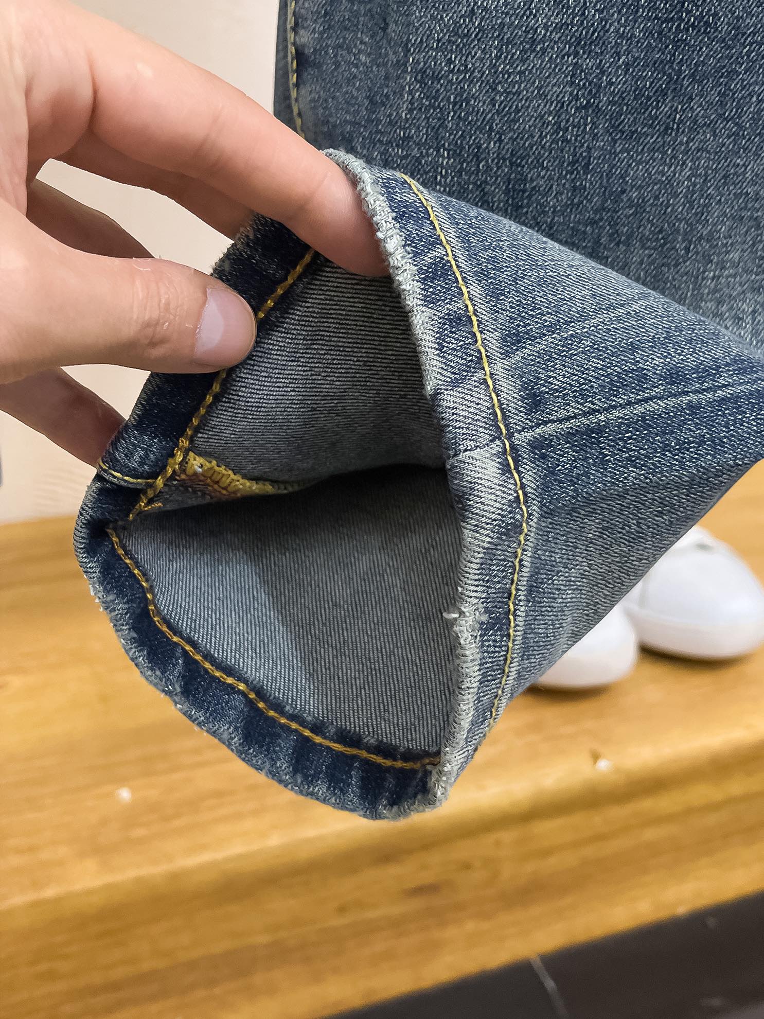 官网专柜同步有售，原单狠货，超级有范儿的一款牛仔裤，定制原版水洗牛仔面料，独特设计，顶级印花工艺字母图案