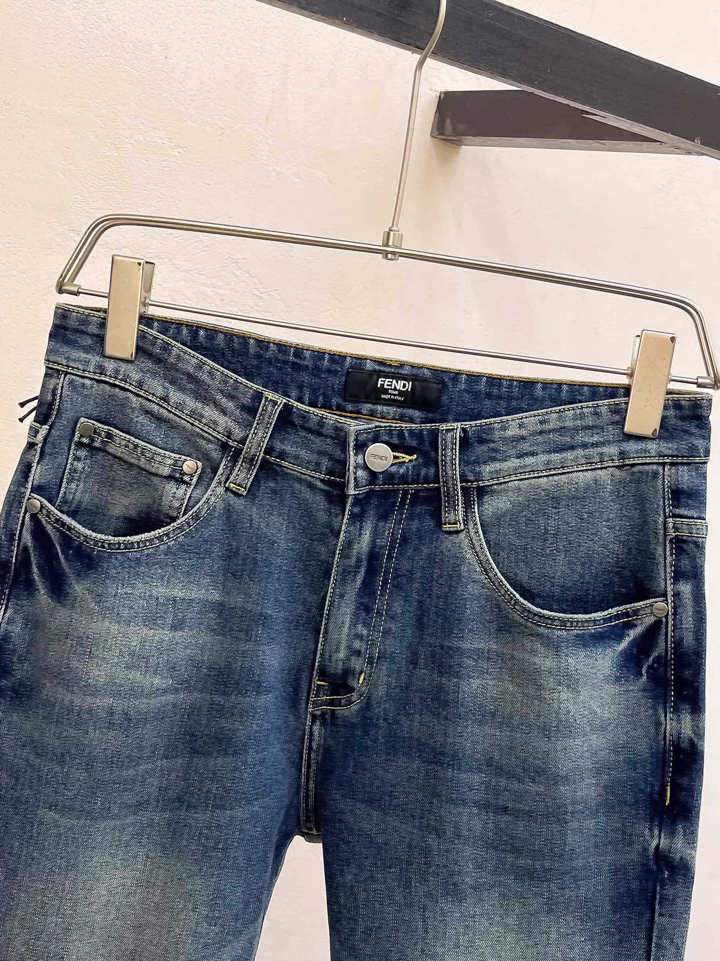 官网专柜同步有售，原单狠货，超级有范儿的一款牛仔裤，定制原版水洗牛仔面料，独特设计，顶级印花工艺字母图案