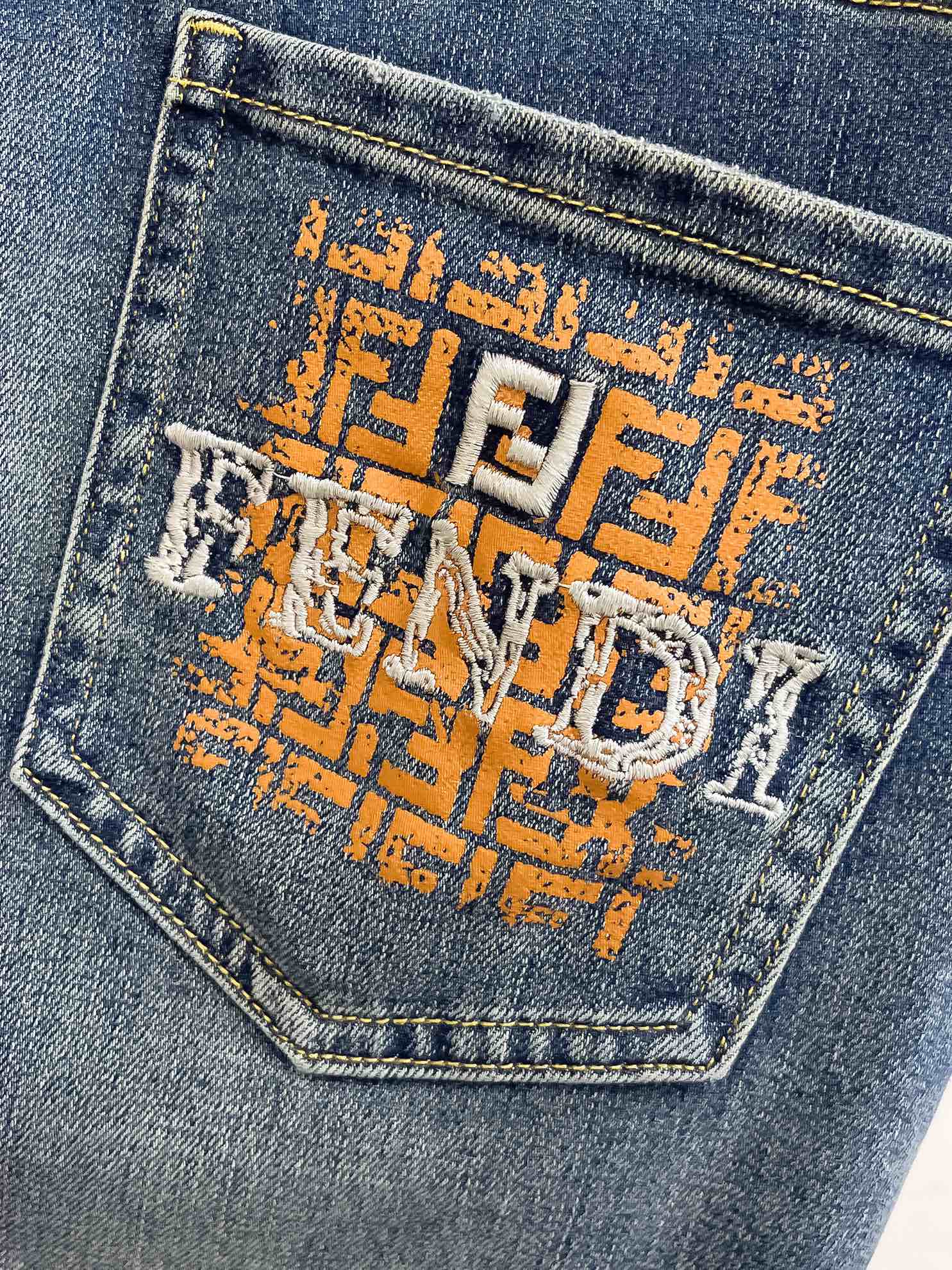 官网专柜同步有售，原单狠货，超级有范儿的一款牛仔裤，定制原版水洗牛仔面料，独特设计，顶级印花工艺字母图案