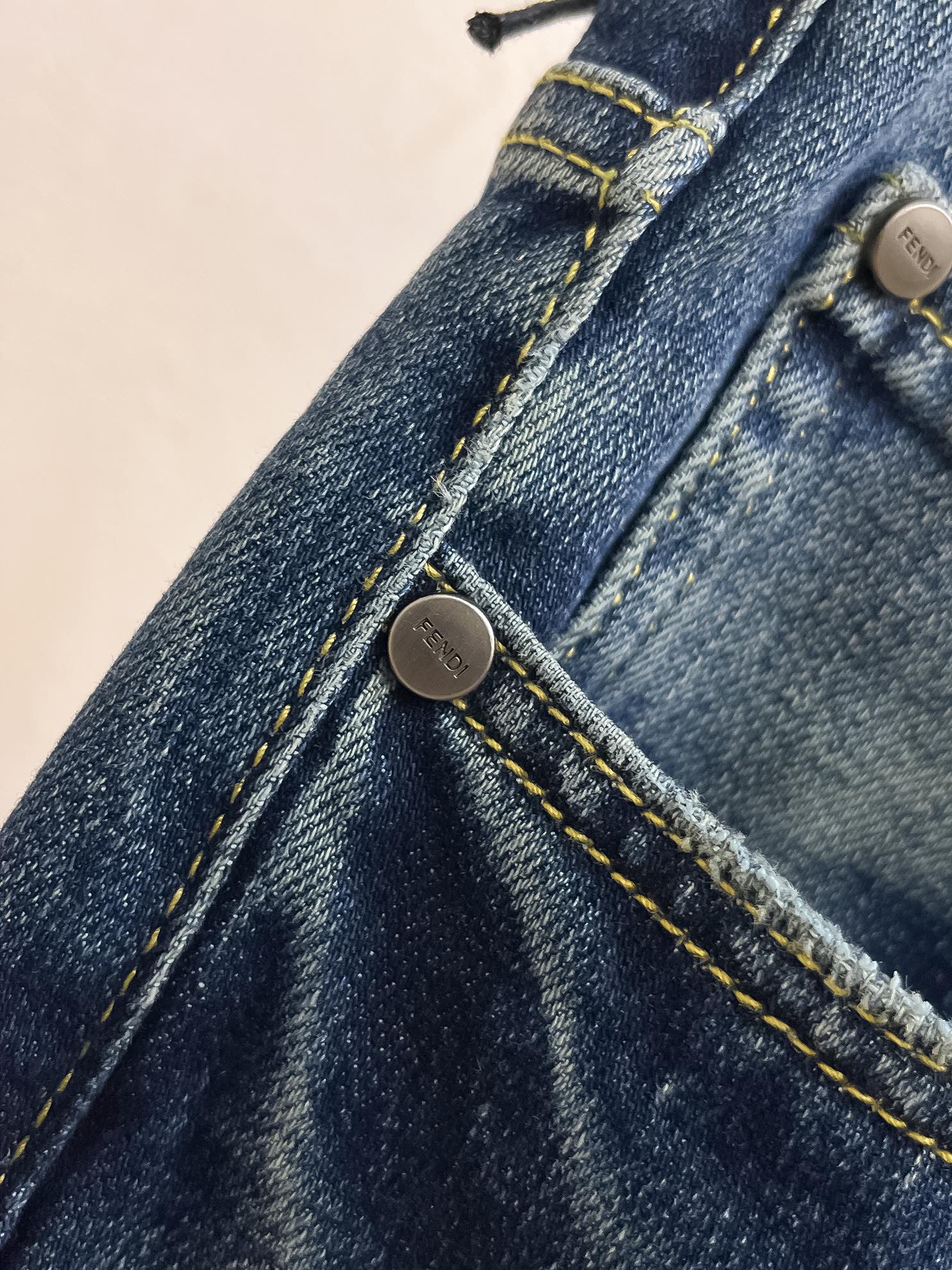 官网专柜同步有售，原单狠货，超级有范儿的一款牛仔裤，定制原版水洗牛仔面料，独特设计，顶级印花工艺字母图案