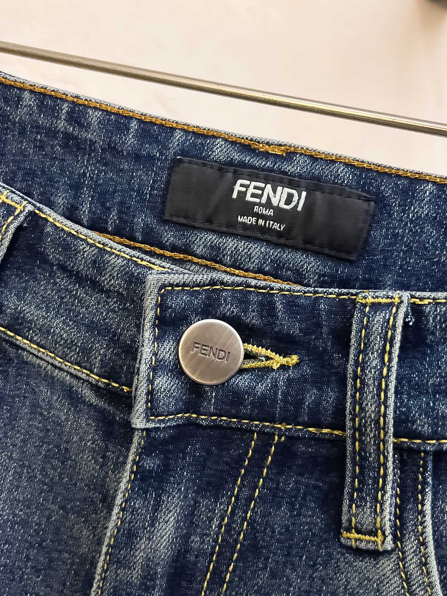 官网专柜同步有售，原单狠货，超级有范儿的一款牛仔裤，定制原版水洗牛仔面料，独特设计，顶级印花工艺字母图案