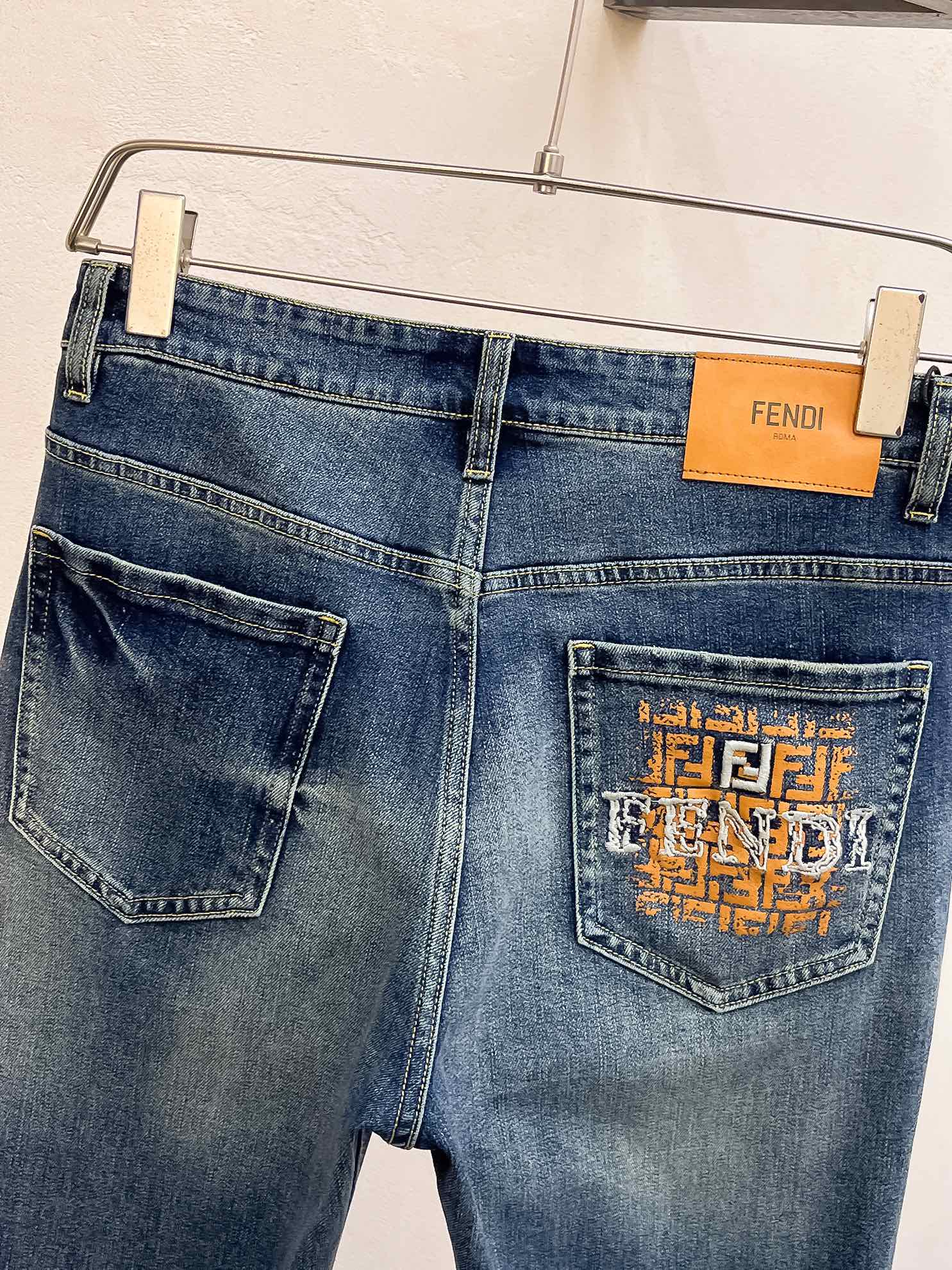 官网专柜同步有售，原单狠货，超级有范儿的一款牛仔裤，定制原版水洗牛仔面料，独特设计，顶级印花工艺字母图案