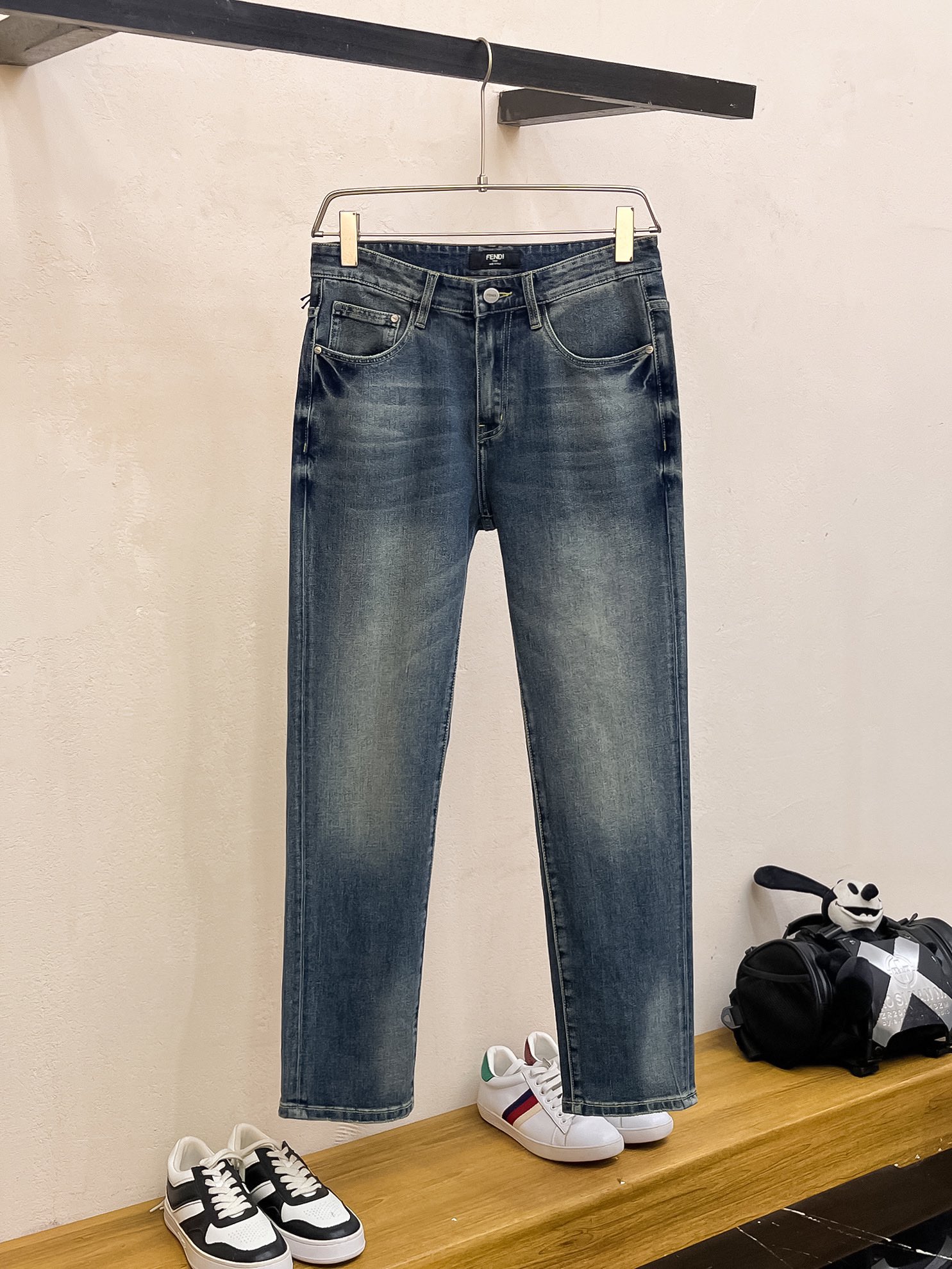 官网专柜同步有售，原单狠货，超级有范儿的一款牛仔裤，定制原版水洗牛仔面料，独特设计，顶级印花工艺字母图案