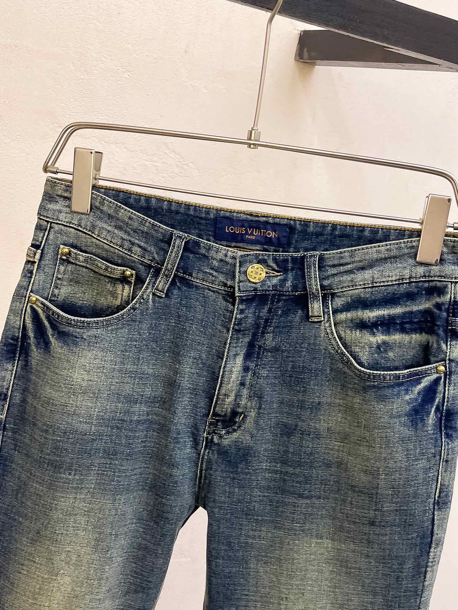 官网专柜同步有售，原单狠货，超级有范儿的一款牛仔裤，定制原版水洗牛仔面料，独特设计，顶级印花工艺字母图案