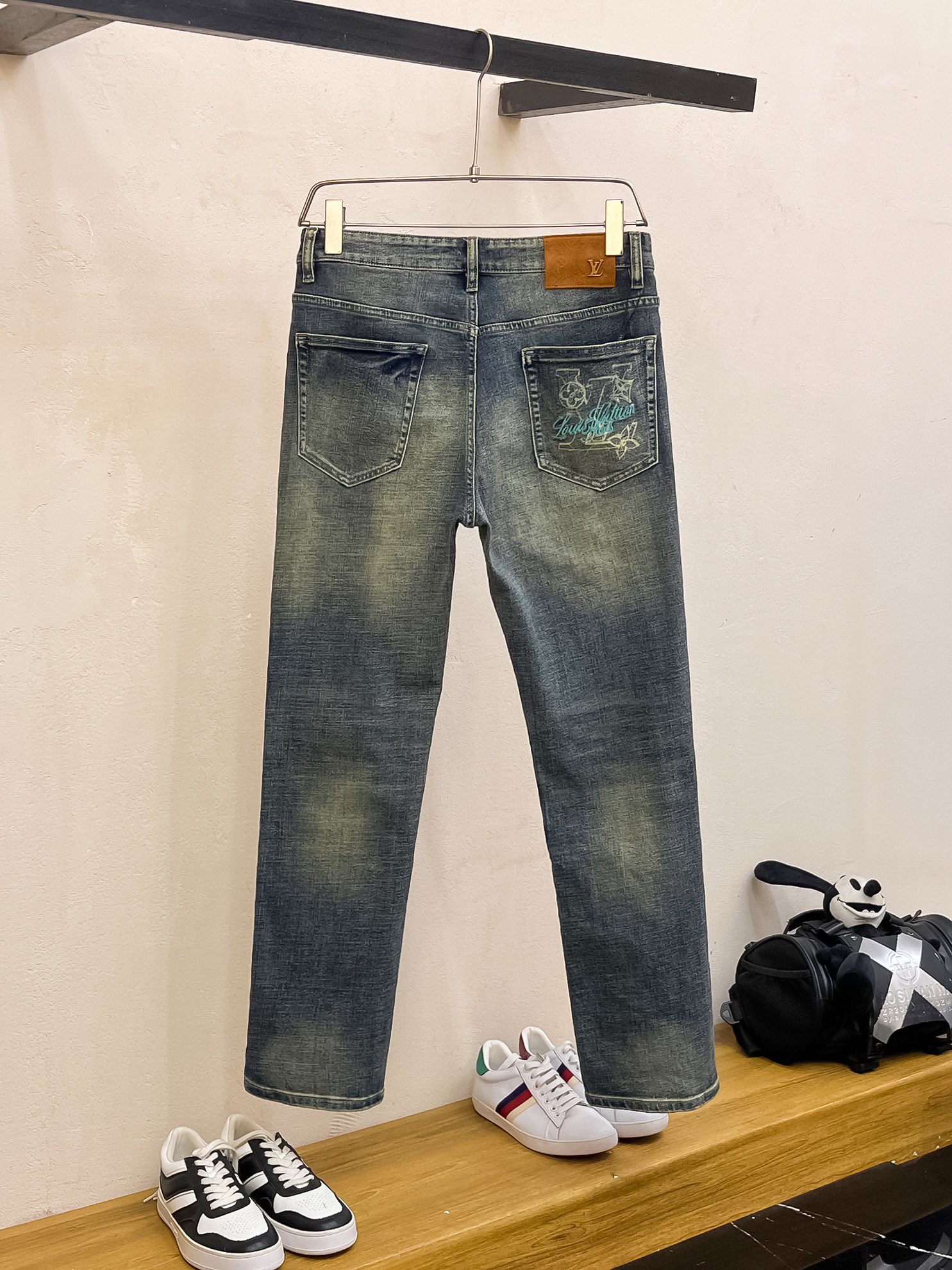 官网专柜同步有售，原单狠货，超级有范儿的一款牛仔裤，定制原版水洗牛仔面料，独特设计，顶级印花工艺字母图案