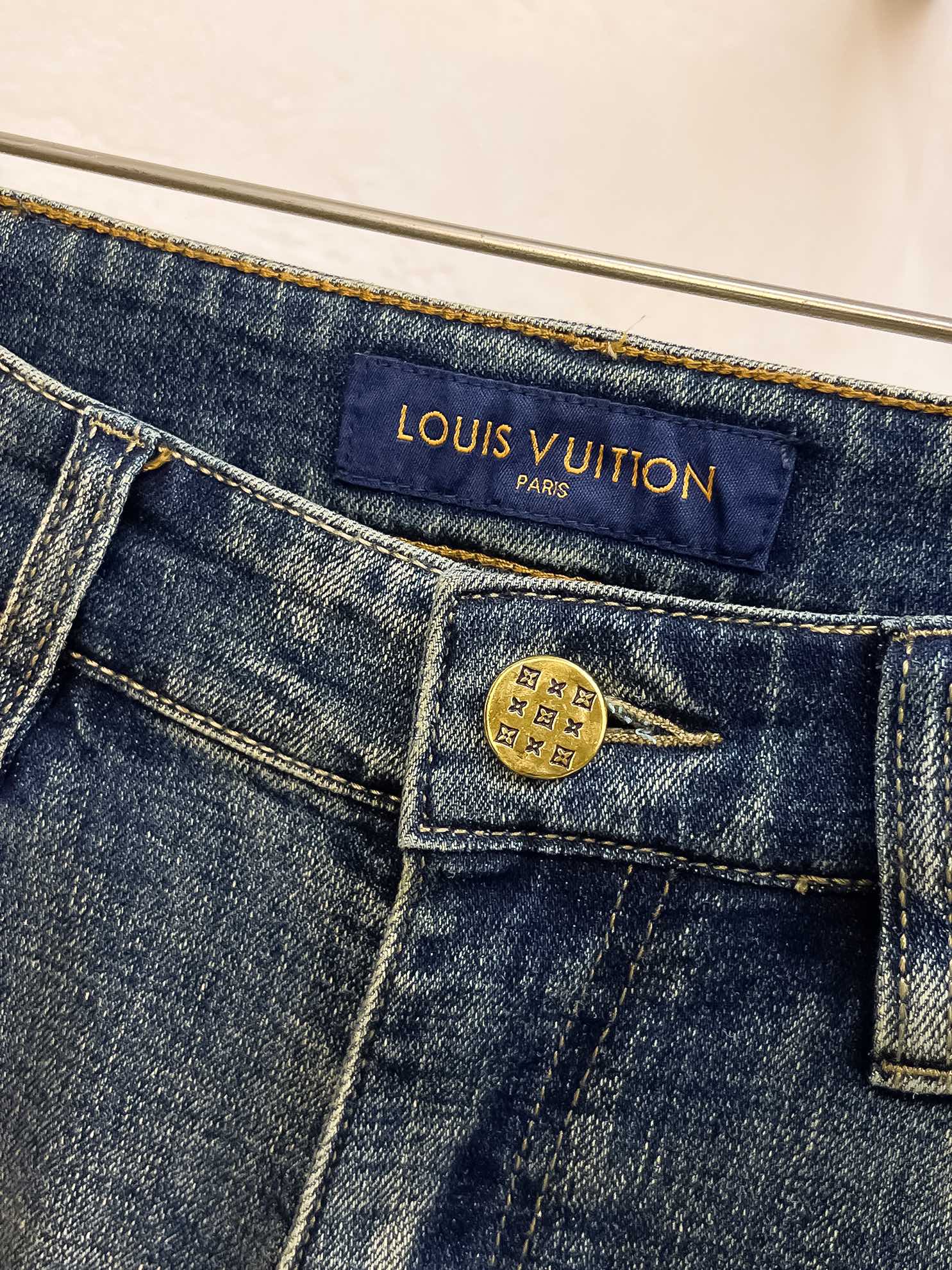 官网专柜同步有售，原单狠货，超级有范儿的一款牛仔裤，定制原版水洗牛仔面料，独特设计，顶级印花工艺字母图案