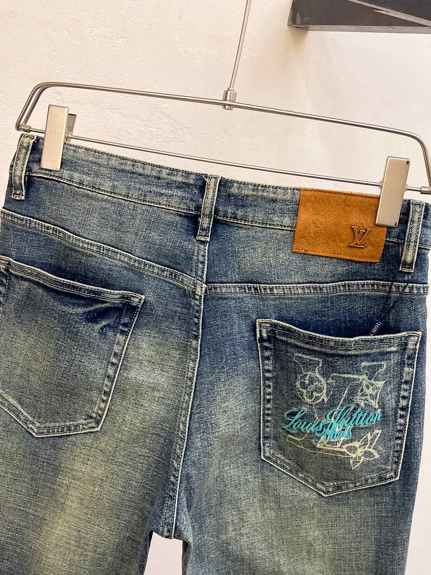 官网专柜同步有售，原单狠货，超级有范儿的一款牛仔裤，定制原版水洗牛仔面料，独特设计，顶级印花工艺字母图案