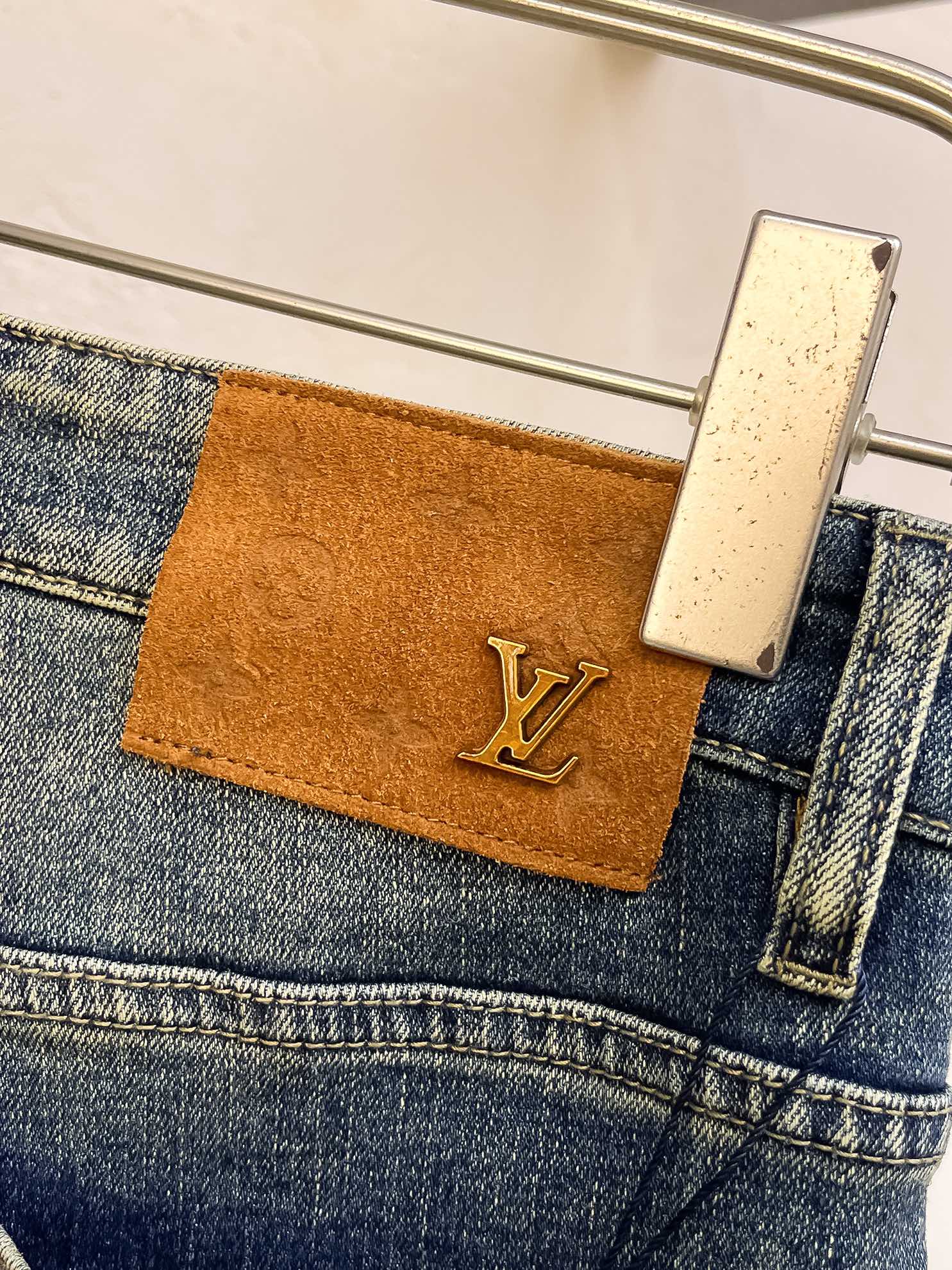 官网专柜同步有售，原单狠货，超级有范儿的一款牛仔裤，定制原版水洗牛仔面料，独特设计，顶级印花工艺字母图案