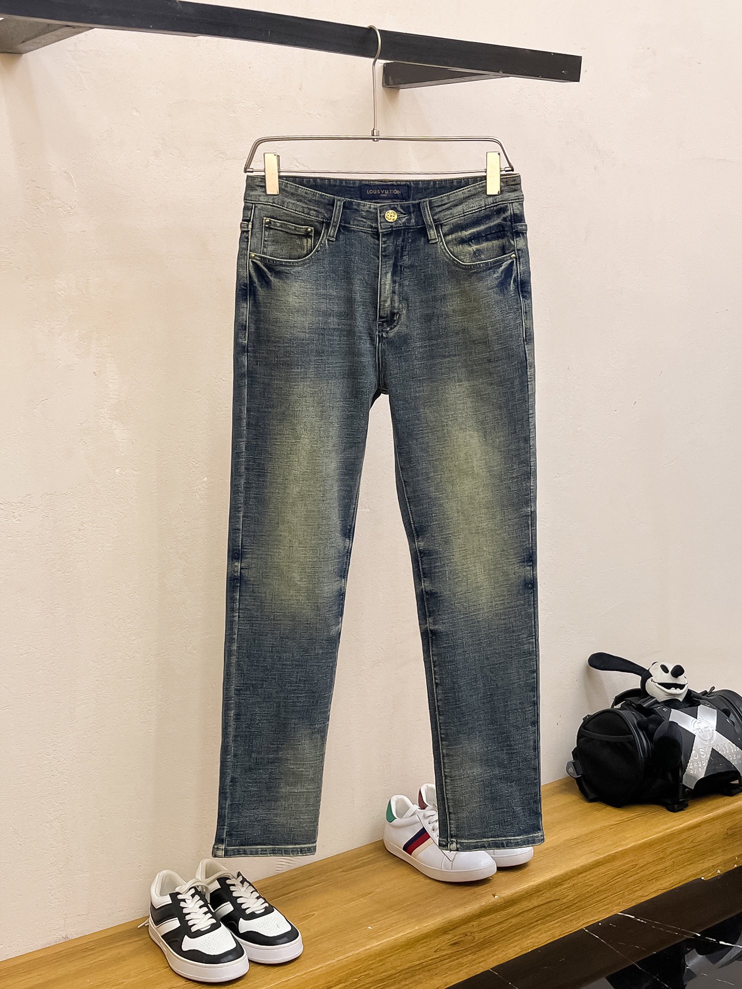 官网专柜同步有售，原单狠货，超级有范儿的一款牛仔裤，定制原版水洗牛仔面料，独特设计，顶级印花工艺字母图案