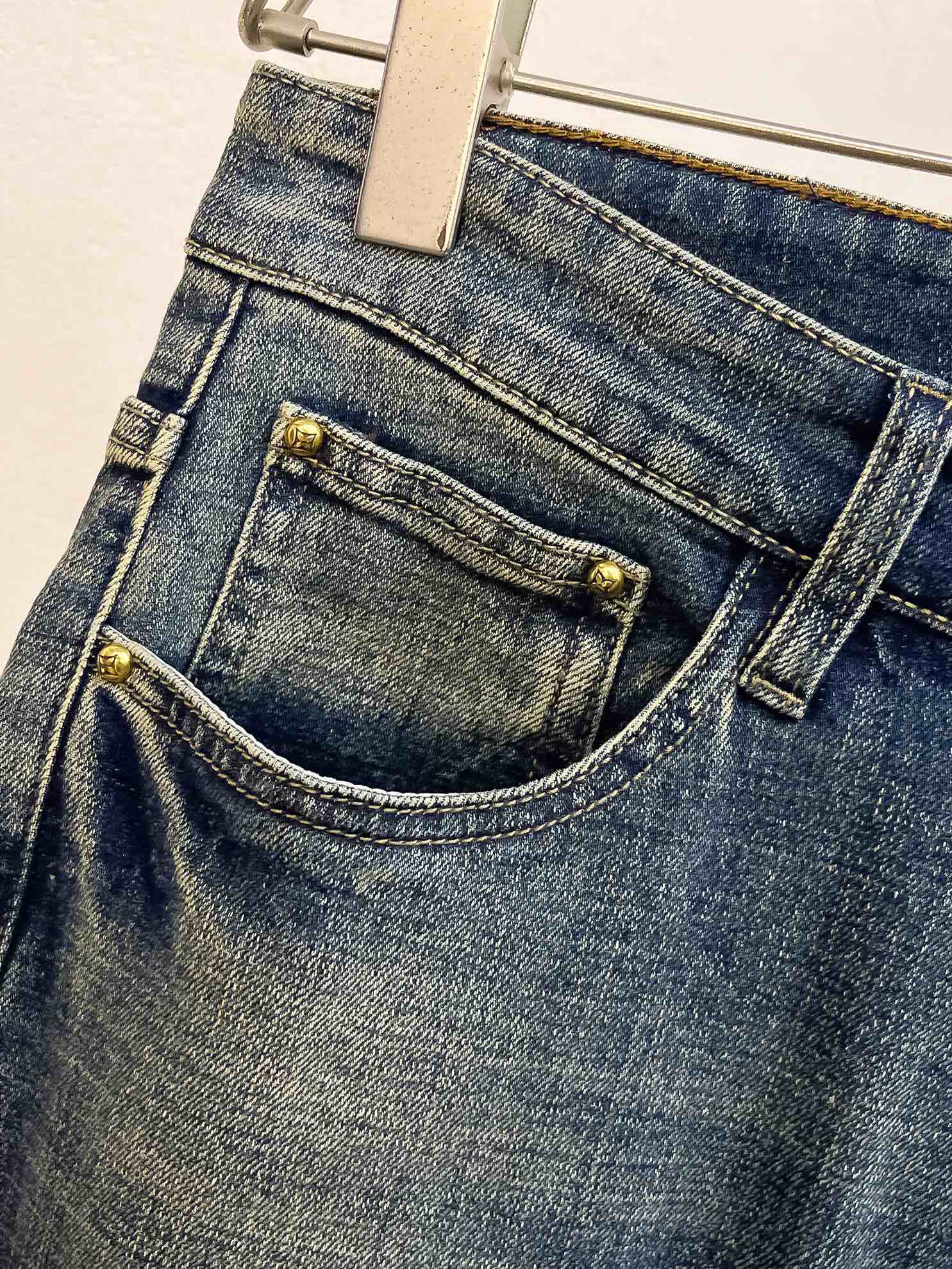 官网专柜同步有售，原单狠货，超级有范儿的一款牛仔裤，定制原版水洗牛仔面料，独特设计，顶级印花工艺字母图案