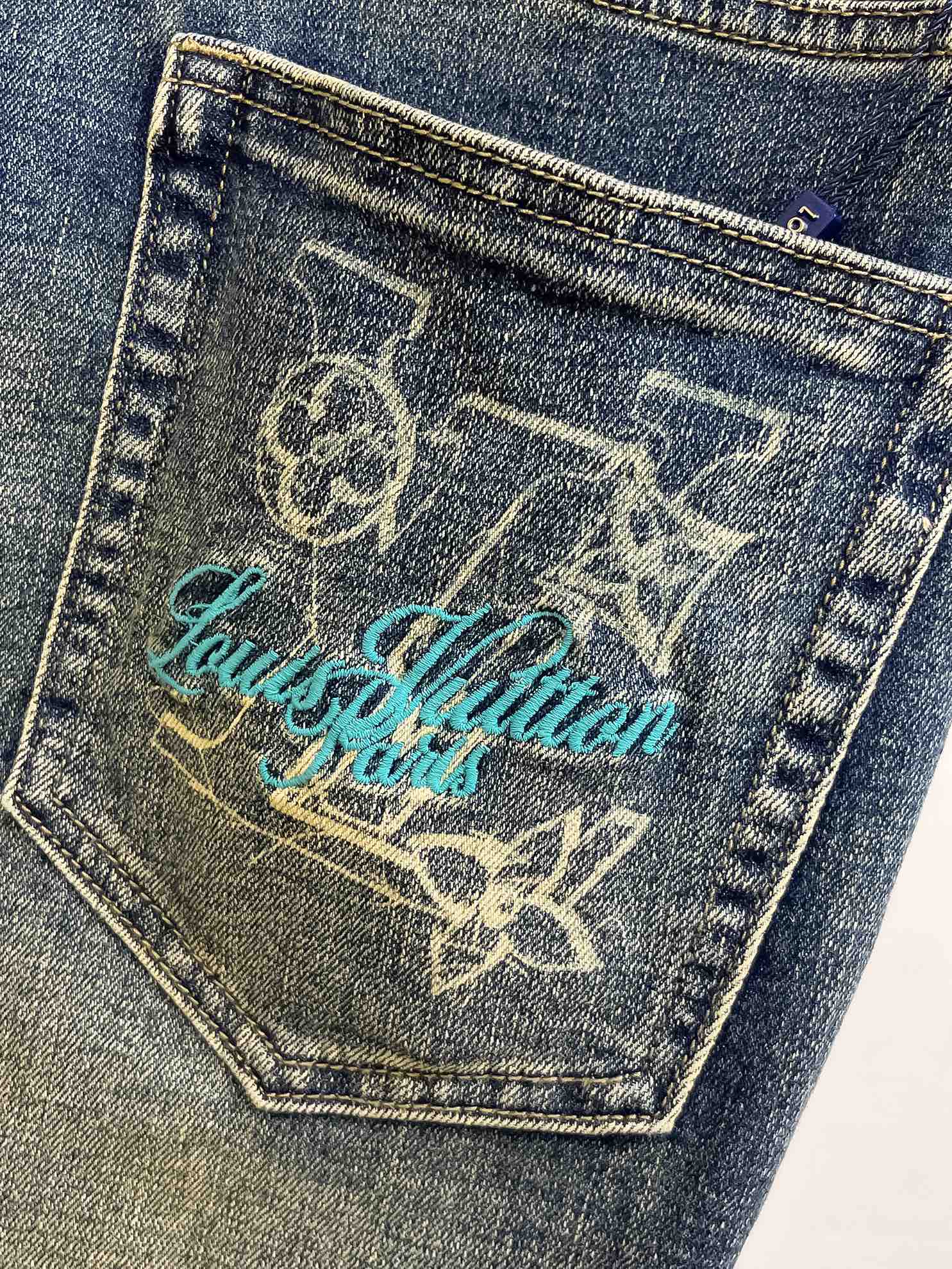 官网专柜同步有售，原单狠货，超级有范儿的一款牛仔裤，定制原版水洗牛仔面料，独特设计，顶级印花工艺字母图案