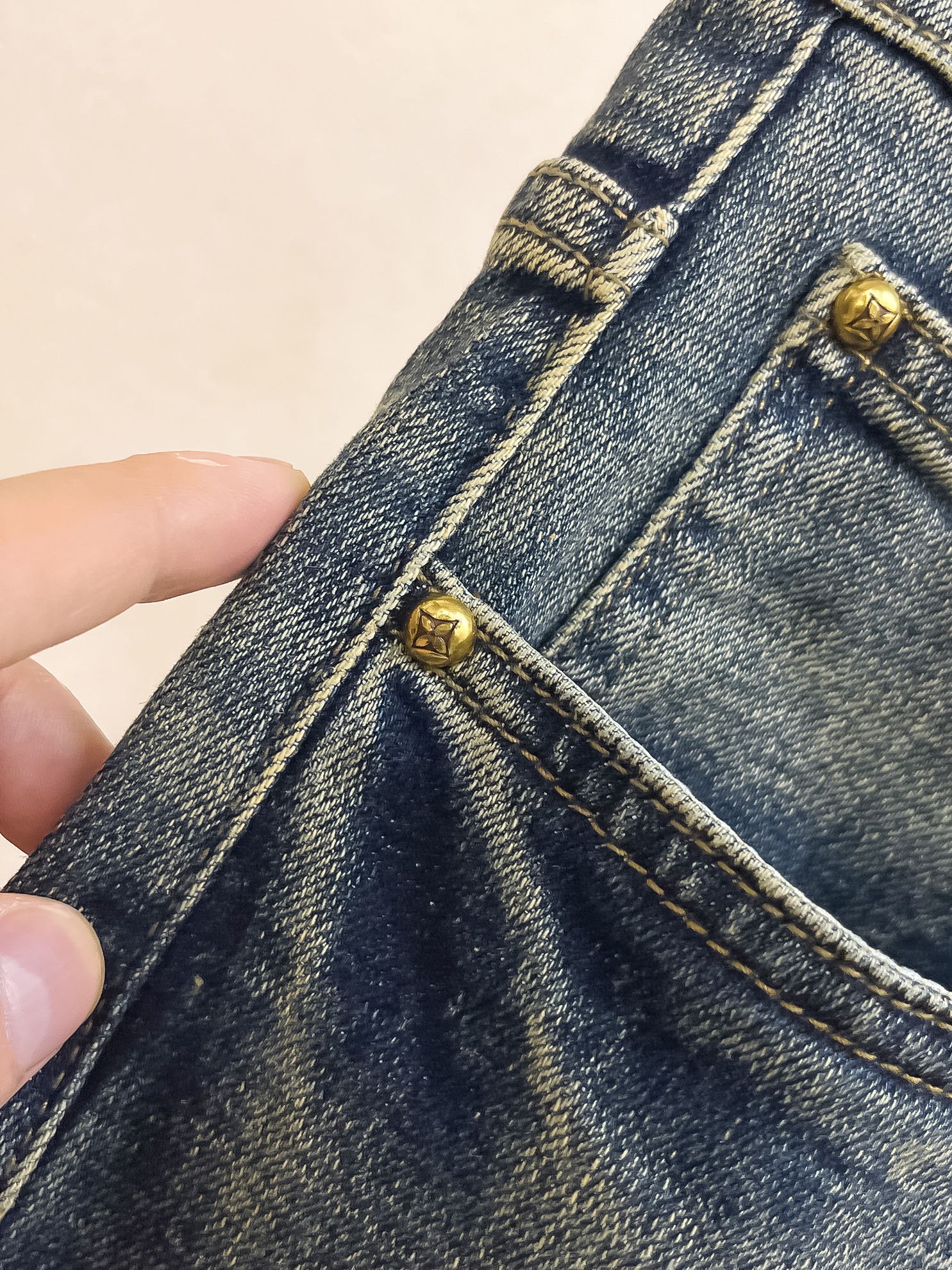 官网专柜同步有售，原单狠货，超级有范儿的一款牛仔裤，定制原版水洗牛仔面料，独特设计，顶级印花工艺字母图案