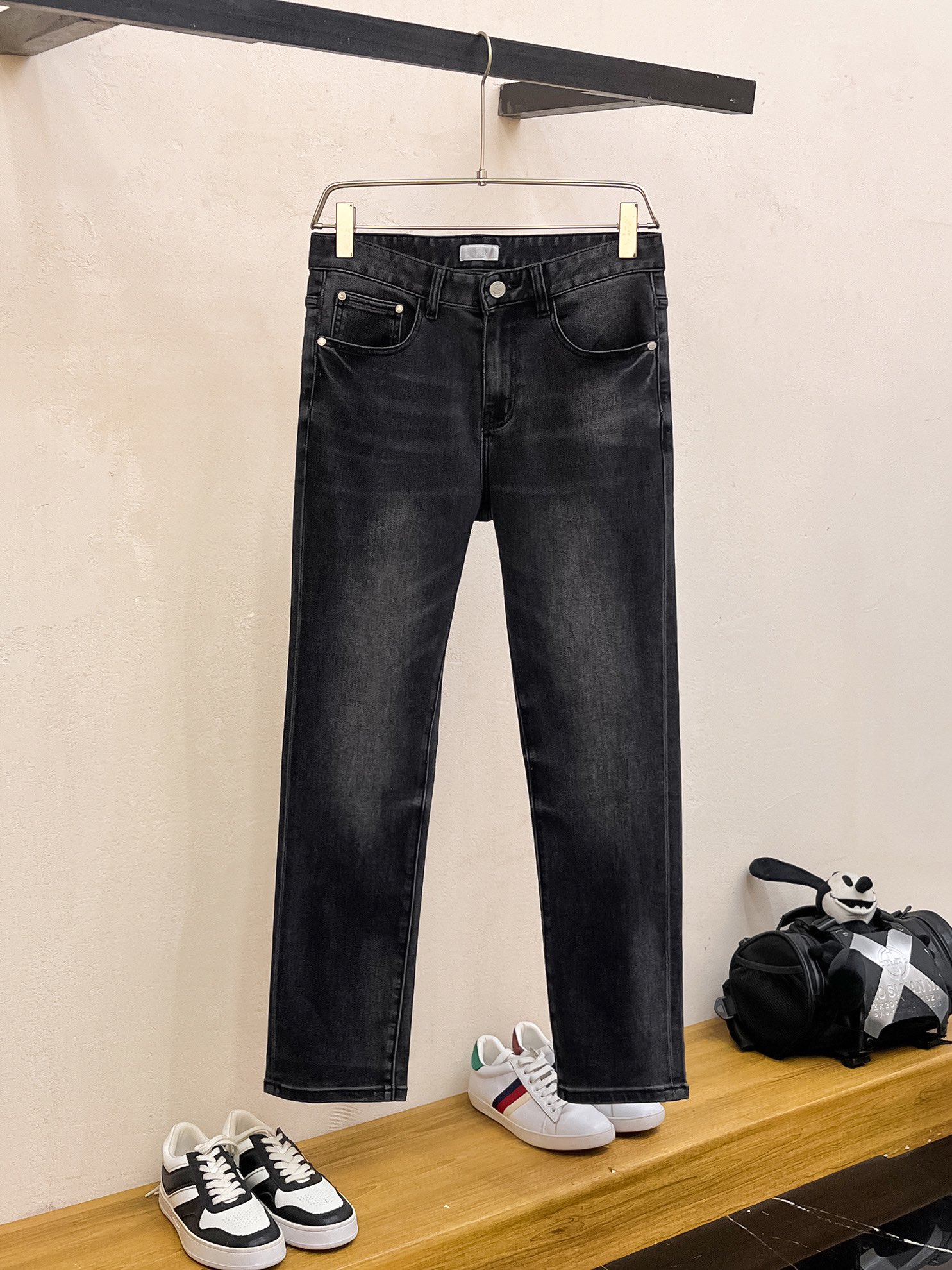 官网专柜同步有售，原单狠货，超级有范儿的一款牛仔裤，定制原版水洗牛仔面料，独特设计，顶级印花工艺字母图案